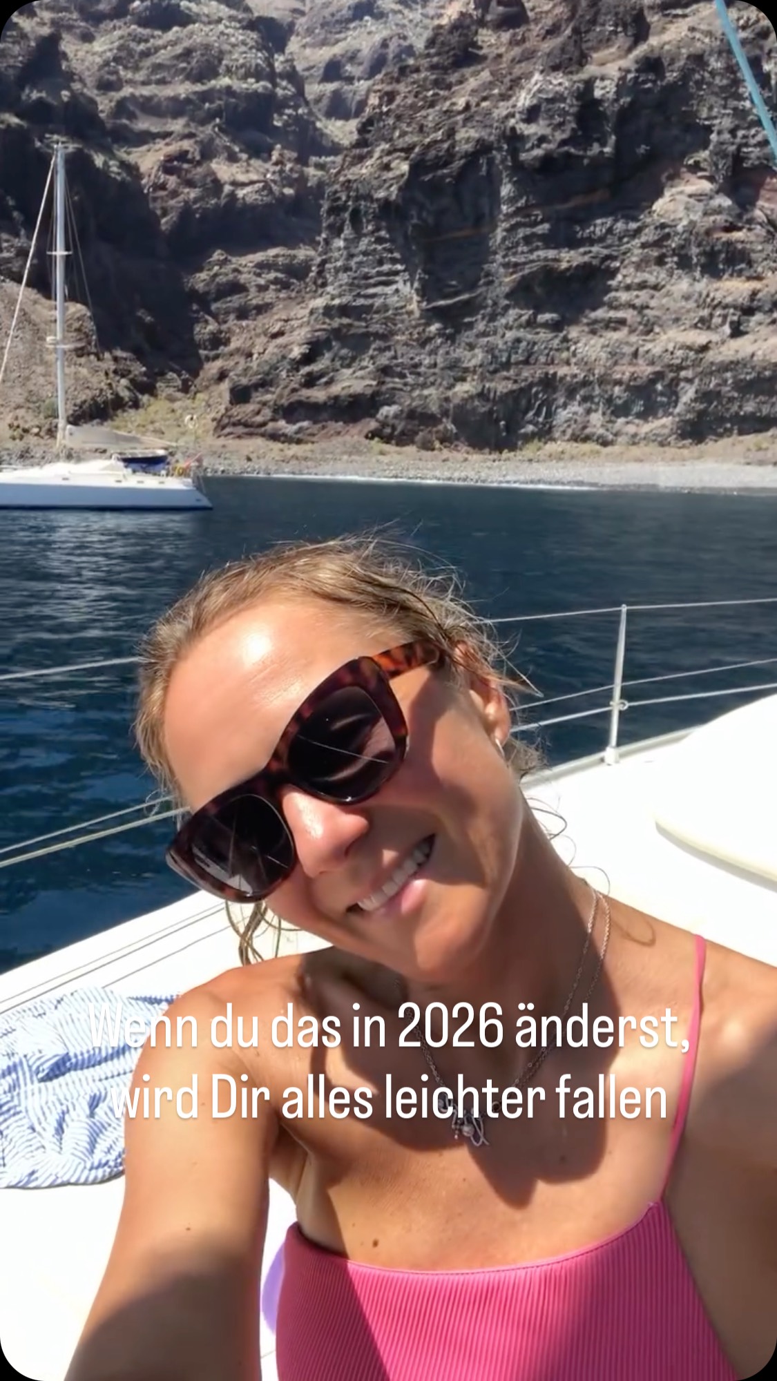 Wenn du das änderst, wirst du dich in 2026 leichter fühlen…
Stell dir vor, du wachst morgens auf und fühlst dich wirklich wach. Kein Nebel im Kopf, kein ständiges Tief am Nachmittag, kein Heißhunger, der dich durch den Tag treibt. Genau hier beginnt die Kraft einer Ernährung ohne Industrieprodukte.
Industrieprodukte sind überall: stark verarbeitete Lebensmittel, voll mit Zucker, billigen Fetten, Zusatzstoffen und Geschmacksverstärkern. Sie sind bequem, aber sie rauben deinem Körper langfristig Energie. Dein Blutzucker fährt Achterbahn, dein Verdauungssystem ist im Dauerstress, Entzündungen bleiben oft unbemerkt, kosten dich aber täglich Kraft.
Wenn du stattdessen auf echte Lebensmittel setzt – Gemüse, Obst, Hülsenfrüchte, Nüsse, Samen und unverarbeitete Getreide passiert etwas Erstaunliches: Dein Körper bekommt wieder, was er braucht. Nährstoffe statt leere Kalorien. Stabilität statt Schwankungen.
Schon nach wenigen Wochen hast du mehr Energie, einen besseren Schlaf und klareres Denken. Deine Müdigkeit nach dem Essen verschwindet. Deine Haut wird reiner. Dein Immunsystem stärker. Und oft verändert sich auch das Verhältnis zum Essen: Du isst bewusster, langsamer, mit mehr Genuss.
Eine Ernährung ohne Industrieprodukte bedeutet nicht Verzicht, sondern Freiheit.
Du befreist deinen Körper von Dauerbelastung und gibst ihm die Chance, wieder effizient zu arbeiten.
2026 kann das Jahr sein, in dem du dich nicht mehr „durchkämpfst“, sondern dich getragen fühlst; von echter Energie von innen heraus.
Manchmal reicht eine einzige Entscheidung, um alles zu verändern. Fang beim Essen an. Dein Körper wird es dir jeden Tag danken 💜