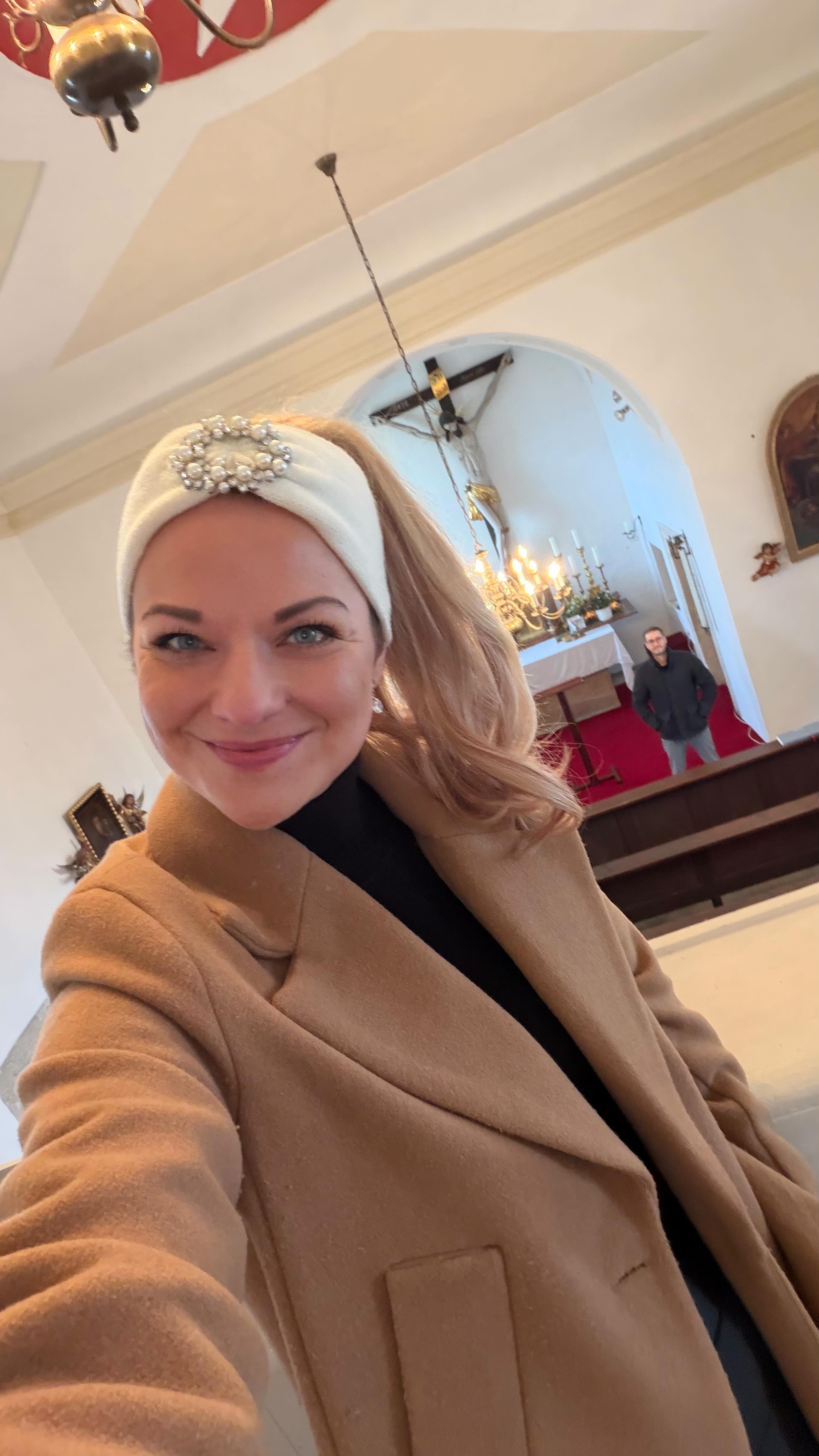 „Hallelujah“ hat viele Gesichter.
Und viele Texte.
Ich darf dieses Lied immer wieder dorthin tragen,
wo Menschen feiern, hoffen oder loslassen.
#hochzeitssängerin #trauersängerin #taufsängerin #hallelujah #kirche