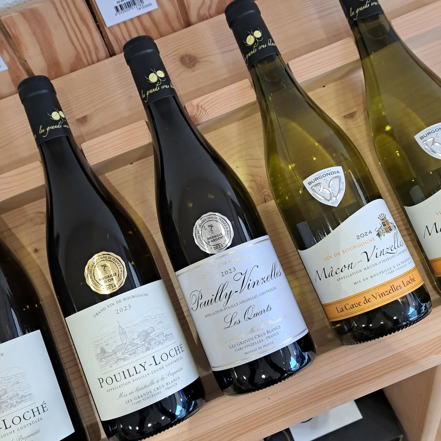 | Bourgogne |
Elles ont fait leur retour en boutique, les cuvées de la Cave Vinzelles-Loché 🤗
Le Pouilly-Loché aux notes de pêche et d'agrumes dans sa jeunesse, qui évoluera vers des notes plus complexes de coing et fruits secs après quelques années. Idéal avec une lotte à l'armoricaine ou un poulet rôti.
Le Pouilly-Vinzelles 'Les Quarts', climat le plus connu de l'AOP. Marqué par une finesse aromatique fruité et florale, avec une pointe de minéralité. S'accordera très bien avec une choucroute ou une volaille en sauce.
Le Mâcon-Vinzelles, vin rond, sec mais très fruité sur des arômes de pêche, abricot et fruits exotiques. Parfait à l'apéritif ou pour accompagner un filet de truite.
Belle semaine !
#vindebourgogne #Mâconnais #chardonnay #caviste #saoneetloiretourisme