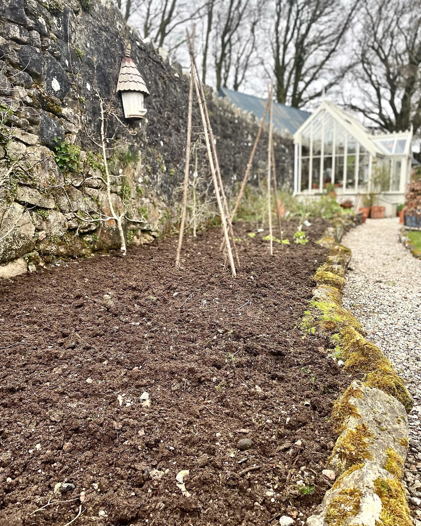 Freshly weeded and turned over ready to plant some sweet peas soon 🌱
Weeding doesn’t need to be onerous! putting a little time aside regularly and keeping on top of your weeds through the summer will keep your garden looking fresh and tidy!
#chagford #dartmoor #gardening #gardendesign #landscaping