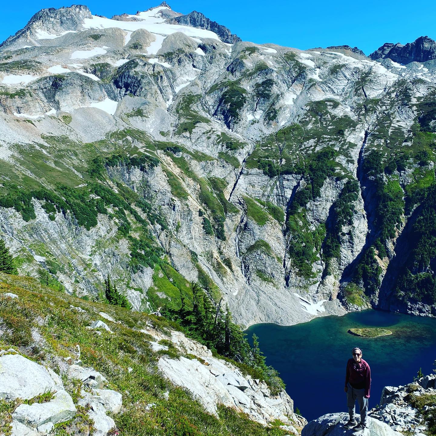Looking for a longer, steeper, more challenging hike through North Cascades National Park? Consider the Sahale Trail arm of Cascade Pass, which will leave you with fantastic 360 degree views and get you close to the glacier! Check out the blog for more information on this hike and other favorites within the park from our PNW guest writer - link in bio.
📸: @pnw.hiking.trails