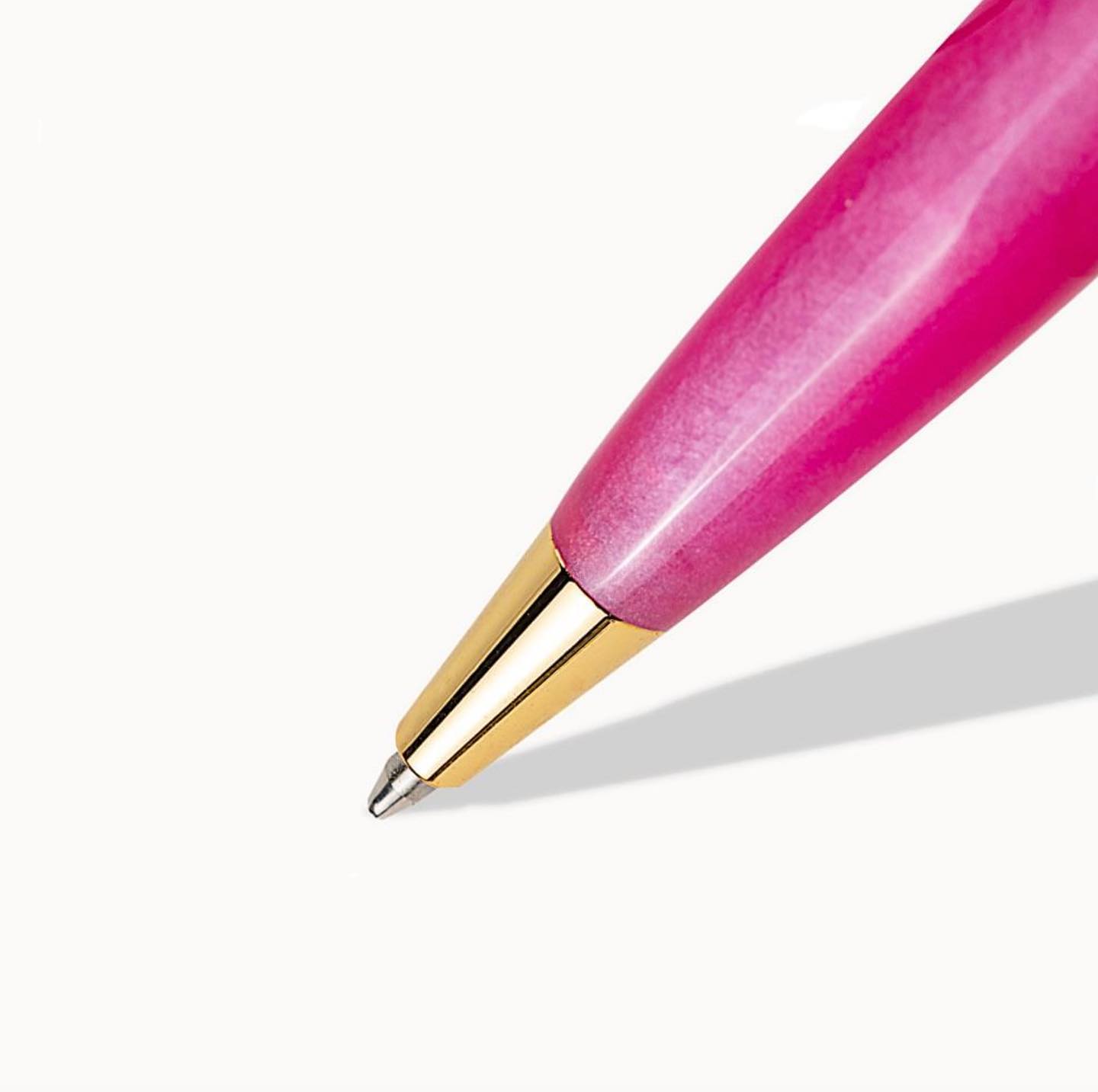 The Lady Luna mini ballpoint pen. This classic shimmery pen is back and now available in-store for your next gift 💝
#campomarzio