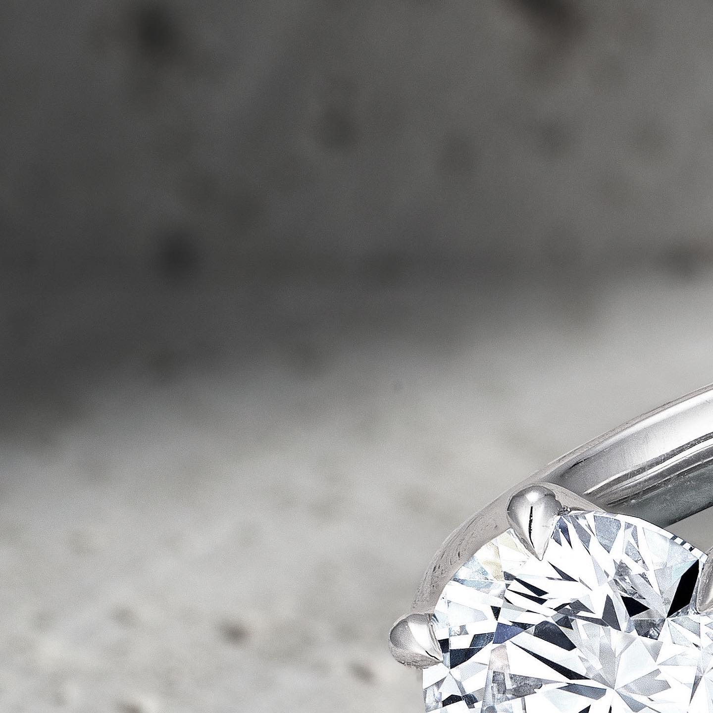 Simply divine.
Left: 1.5 carat round brilliant set in a timeless 6 prong platinum setting
Right: 2 carat round brilliant diamond set in a gorgeous platinum pave setting
#engagementring #engagementringhk #diamonds #diamondshk #naturaldiamonds #labgrowndiamonds #labgrowndiamondshk