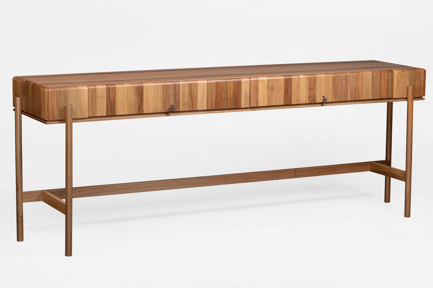 nosso queridinho aparador Tom ❤️
em madeira maciça de jequitibá
puxadores de couro natural
design por @ampezzanmaciel.design
Coleção Bossa Nova
De Lavie Decor
#delaviedecor #moveisdemadeira #moveiscomdesign #aparador #design #decor #woodenfurniture #brazilianfurniture #designfurniture #mueblesdemadera #mueblesbrasileños #mueblescondiseno #consoletable