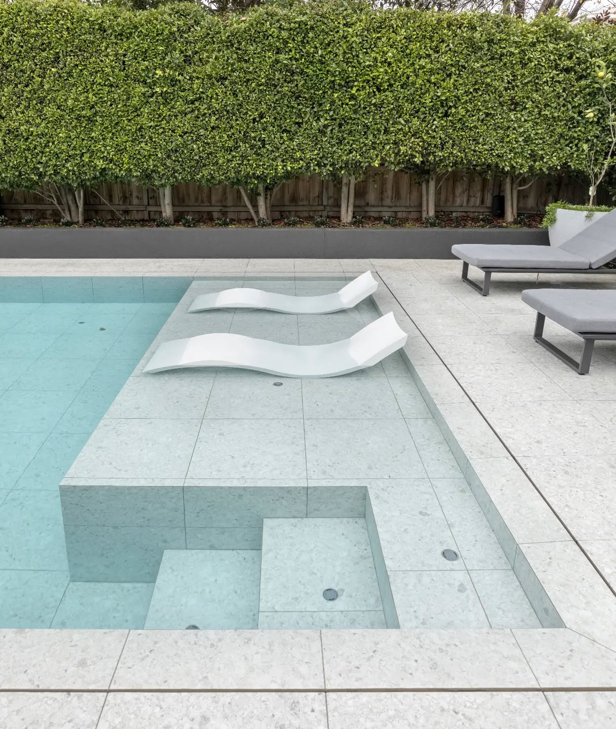 Our wetdeck swimming pool finished in @rmstraders large format bianco 🏊♂️🫶🏝.
Creating a showpiece for our clients already beautiful backyard.
#baysidepools
#bayside
#swimming
#swimmingpooldesign
#landscapedesign
#landscape
#largeformat
#wetdeck
#bianco
#cookeindustries