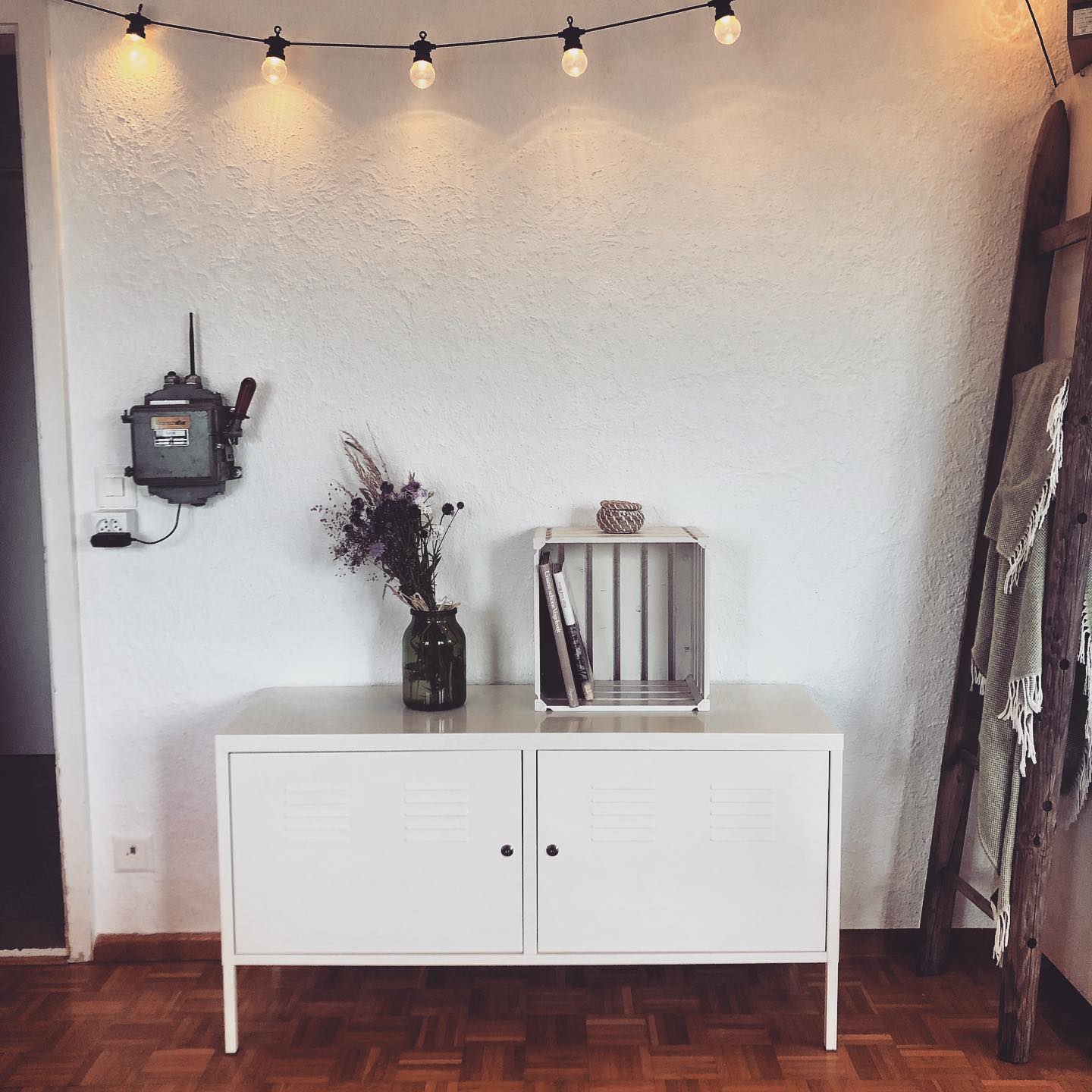 | Selfcare
Just in dem Moment, als ich mich für einen Mittagsschlaf auf’s Ohr legen wollte, hatte unser kleiner Nachbarsjunge genau unter mir den Täubelianfall des Jahrhunderts. Altes Haus und ringhörige Wände lassen grüssen. Der mit den Pausen im Alltag klappt halt nicht immer ganz so, wie man sich das vorstellt 😂.
Etwas, was mir diesbezüglich sehr hilft und ich gerne weitergeben möchte, sind die stündlichen Kurzpausen von drei bis vier Minuten - Kurz innehalten, aus dem Fenster schauen und in sich hineinhorchen: Wo stehe ich gerade? Wie fühle ich? Was braucht mein Körper? Bin ich z.B. so unterzuckert, dass ich demnächst umfalle und habe es gar nicht realisiert vor lauter funktionieren und erledigen?
Eigentlich ein Tipp im Zusammenhang mit Hochsensibilität, weil man dadurch dem Nervensystem durch das Innehalten die Möglichkeit gibt, sich zu regulieren und im Moment zu sein. Aber ich kann mir vorstellen, dass das auch sonst ganz gut tut 🙃.
Ich bin noch am Üben und von den 1’000 Wiederholungen, die es neurobiologisch braucht, um aus einer Tätigkeit Gewohnheit zu machen, bin ich noch weit entfernt. Aber wenn ich daran denke, habe ich Abends tatsächlich mehr Energie übrig, als sonst 💃🏼🤩.
.
.
.
.
.
#selfcare #selbstfürsorgeimalltag #selbstfürsorge #selbstfürsorgefüreltern #elternsein #alltag #familienalltag #mamisein #papisein #papa #mamaachteaufdich #mama #maman #mamansuisse #parenting #elternschaft #parenthood #hochsensibilität #mentalhealth #parents #inspo #white #deko #dekoideen #dekoinspiration