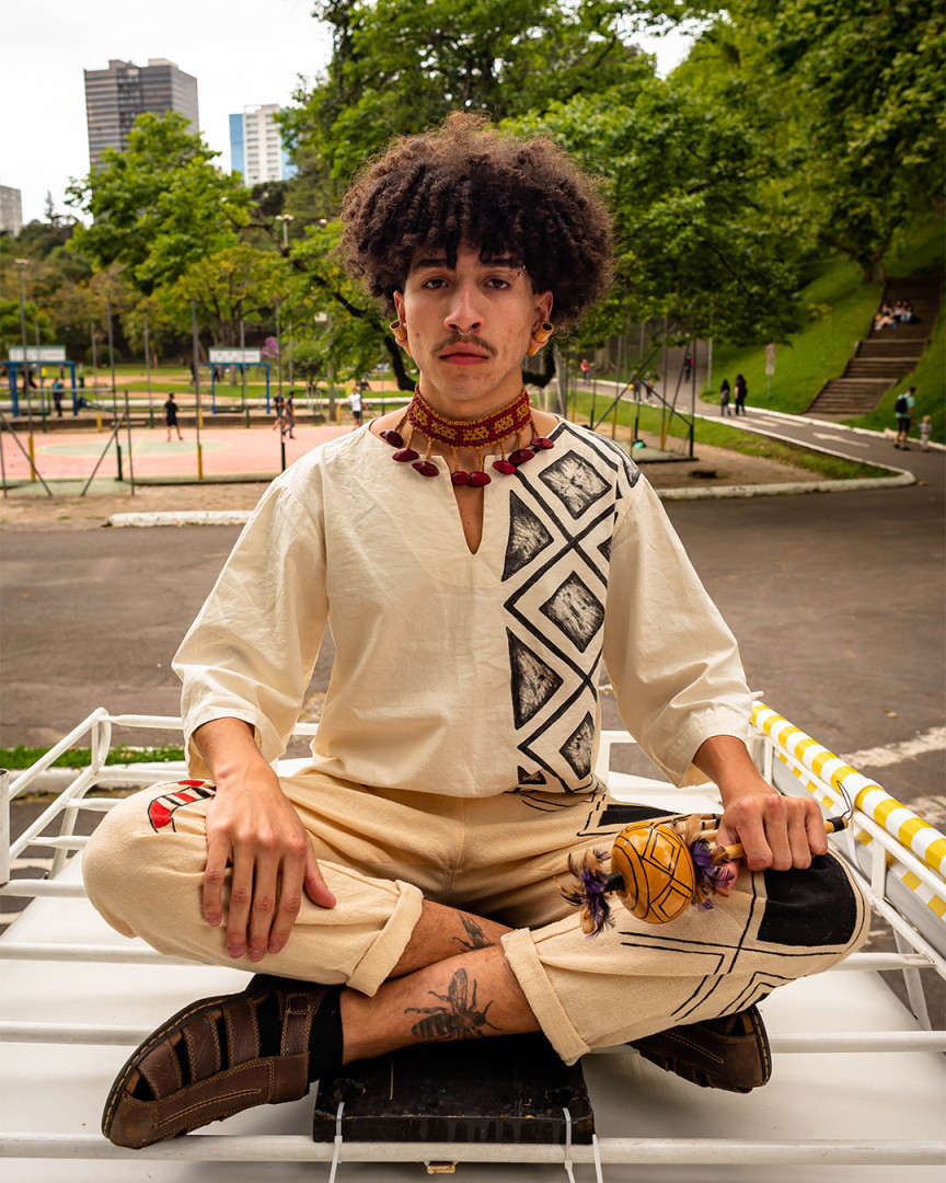 Foto de divulgação, em parceria com a Tem Gente Teatrando, do artista indígena Oderiê da etnia Cha-Yúa (Nação Charrúa), multiartista, que através da música e do audiovisual ativa sua cultura e ancestralidade no presente, para além do imaginário sobre o que é ser uma pessoa indígena. Valorizar a cultura ancestral dos povos originários é um de nossos valores enquanto agência. Conheça o trabalho desse grande artiste no spotify e no youtube.⠀
⠀
Fora dos Trilhos - Laboratório de Ideias⠀
⠀
#foradostrilhoslab #passageiros #design #branding #publicidade #propaganda #digital #identidadevisual #marketingdigital #digitalmarketing #marketing #publicidadeonline #redessociais #midiasdigitais #socialmidia