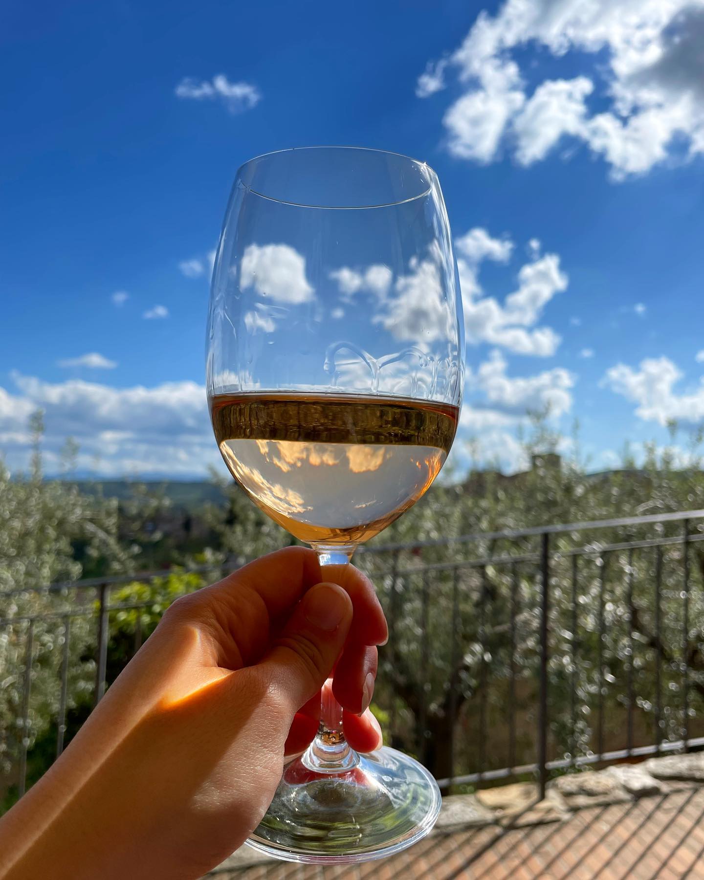 ~ Cerca angoli di cielo, fantastiche visioni, per dare nuova luce ai tuoi occhi ~ #sangimignano #toscana #wine #view #laspandata