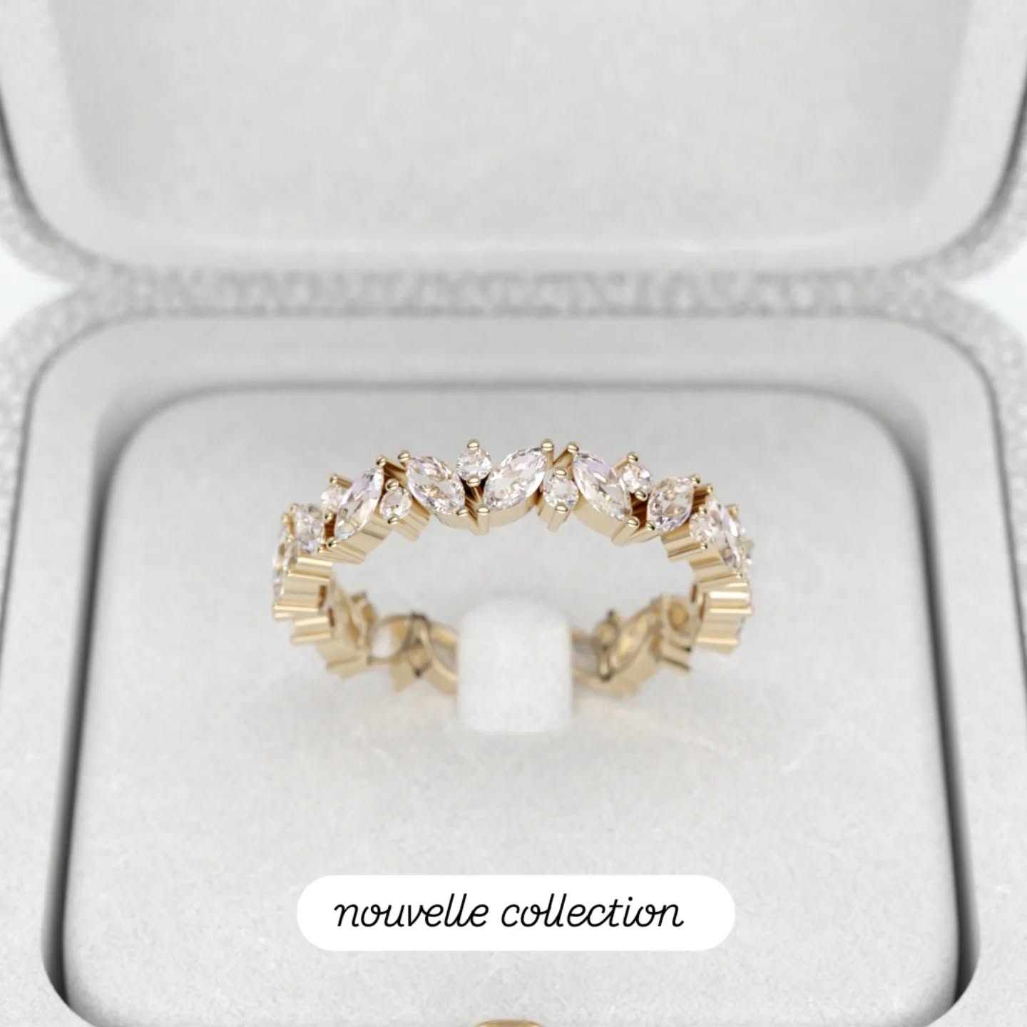 Laissez-vous séduire par cette alliance délicate et lumineuse.
Son design alterne des diamants taille navette et des diamants ronds, créant un jeu de lumière subtil et harmonieux tout autour du doigt. Fine et élégante, elle épouse la main avec douceur et révèle un éclat délicat à chaque mouvement.
Inspirée par la nature, cette alliance évoque des formes de pétales délicatement assemblés, symbole de l’amour qui grandit et se construit dans le temps.
Cette alliance est modifiable et personnalisable selon vos envies.
Et pourquoi ne pas réutiliser l’or de bijoux que vous ne portez plus, afin de réduire le coût final tout en donnant une nouvelle vie à vos trésors oubliés ?
Bagues créées et confectionnées dans notre atelier niçois.
100 % français. #alliances #diamants #mariage