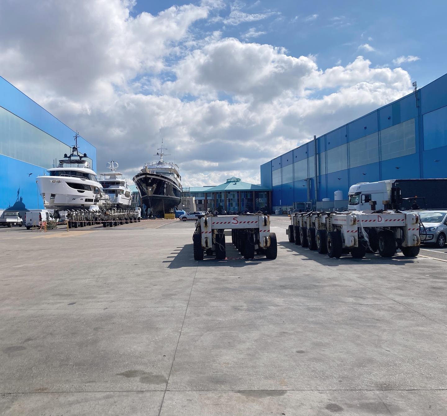 Moving #readytomove #yachtindustry #shipyard #italy #madeinitaly #equipments #go #power #selfpropelledvehicle #transporters #altoservice