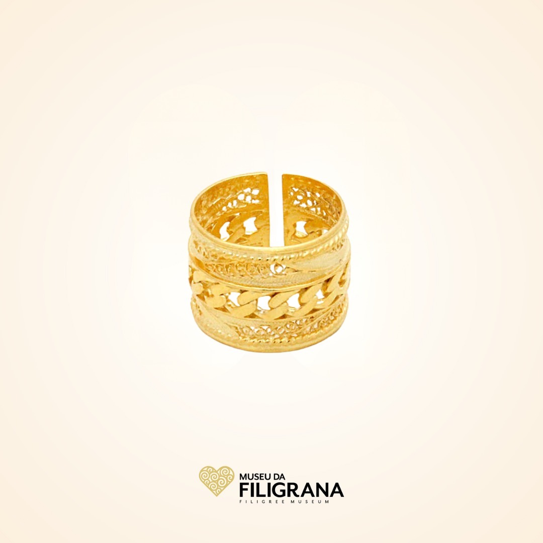 Anselmo 1910 apresenta na loja do Museu da Filigrana o anel de filigrana em prata dourada.
Presenting at The Filigree Museum store the gold plated sterling silver filigree ring.
#anel #joalharia #filigrana #prata #pratadourada #portugal #manual #ring #jewelry #filigree #silver #sterlingsilver #goldplatedsilver #handmadejewelry