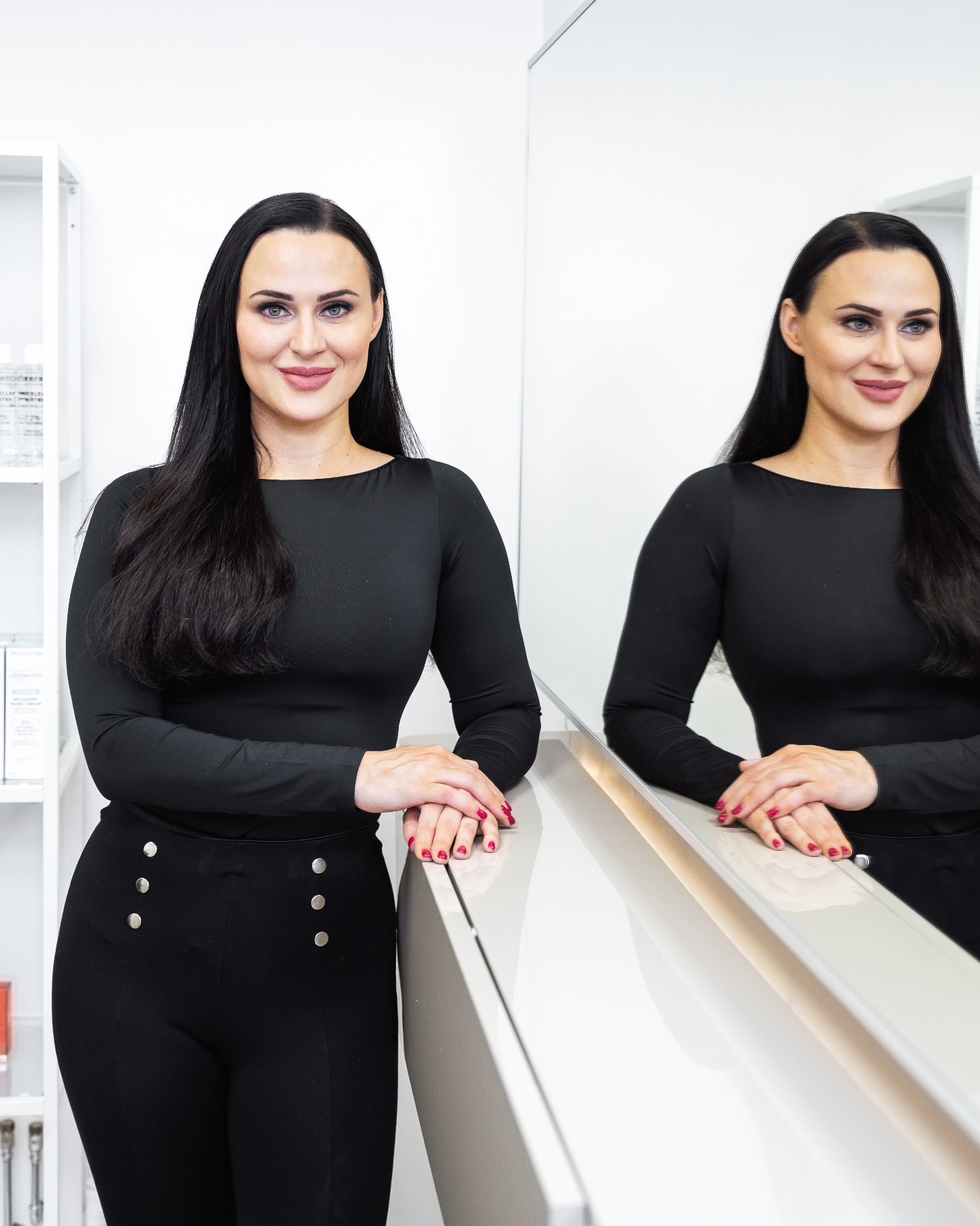 Kiitos kuluneesta vuodesta mahtavat asiakkaani! ✨️
On ilo palvella teitä ihonhoidon merkeissä.
Hoitojen trendit muuttuvat ajan kuluessa ja uusia hoitoja putkahtaa markkinoille säännöllisesti. Tällä hetkellä hoidoissa suositaan (mistä itsekin pidän) - ihon laadun parantamista ja luonnollisuutta.
Minun hoitovalikoimastani tähän sopii parhaiten
▫️Sylfirmx
▫️Polynukleotidi Vitaran
▫️Aesplla
▫️Kosteuttavat hyaluronihappoinjektiot
Nähdään taas ensi vuoden puolella! ❤️
-Pirita-