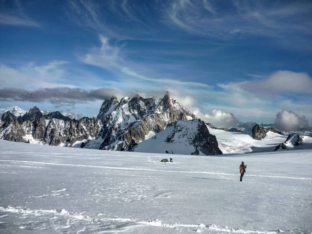 Souvenir d'altitude sur le plateau du Col du Midi, 3520m.
.
.
.
#chamonixmontblanc🇫🇷 #moutains #wonderworld #montblancmassif #climbing #nature #landscapeshot #landscapes #snowworld #montblancofficial #naturelover_gr #frenchalps #alpes #earthpix #earthoutdoors #splendid_nature #alpsmountains