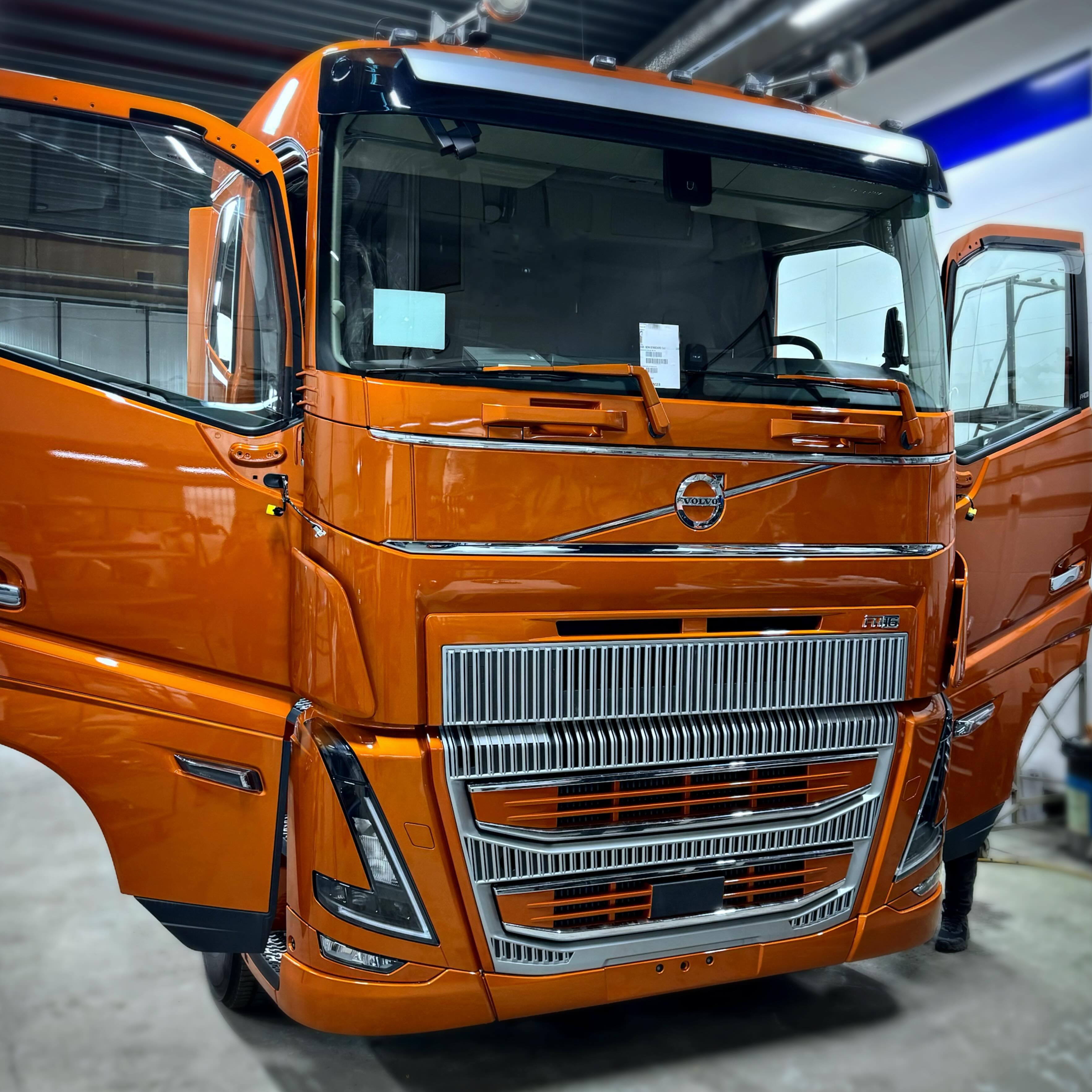 En mörkorange snygghet, vårt senaste jobb här på Hovgårdens Ytskydd 🟠
Den mörkorange färgen ger lastbilen en unik och iögonfallande look som verkligen sticker ut på vägarna. Vi har lagt ner mycket tid och omsorg på att applicera färgen och lacken med precision för att ge lastbilen en jämn och glänsande finish🔸
Vi är stolta över vårt arbete och ser fram emot att fortsätta leverera högkvalitativa lackeringar och skapa fantastiska förvandlingar för våra kunder.
Kontakta oss på Hovgårdens Ytskydd för att ge din lastbil en makeover 🔶 070-584 84 22
#Orange #Lastbil #HovgårdensYtskydd #Lackering #LastbilLackering #Lastbil #Volvo