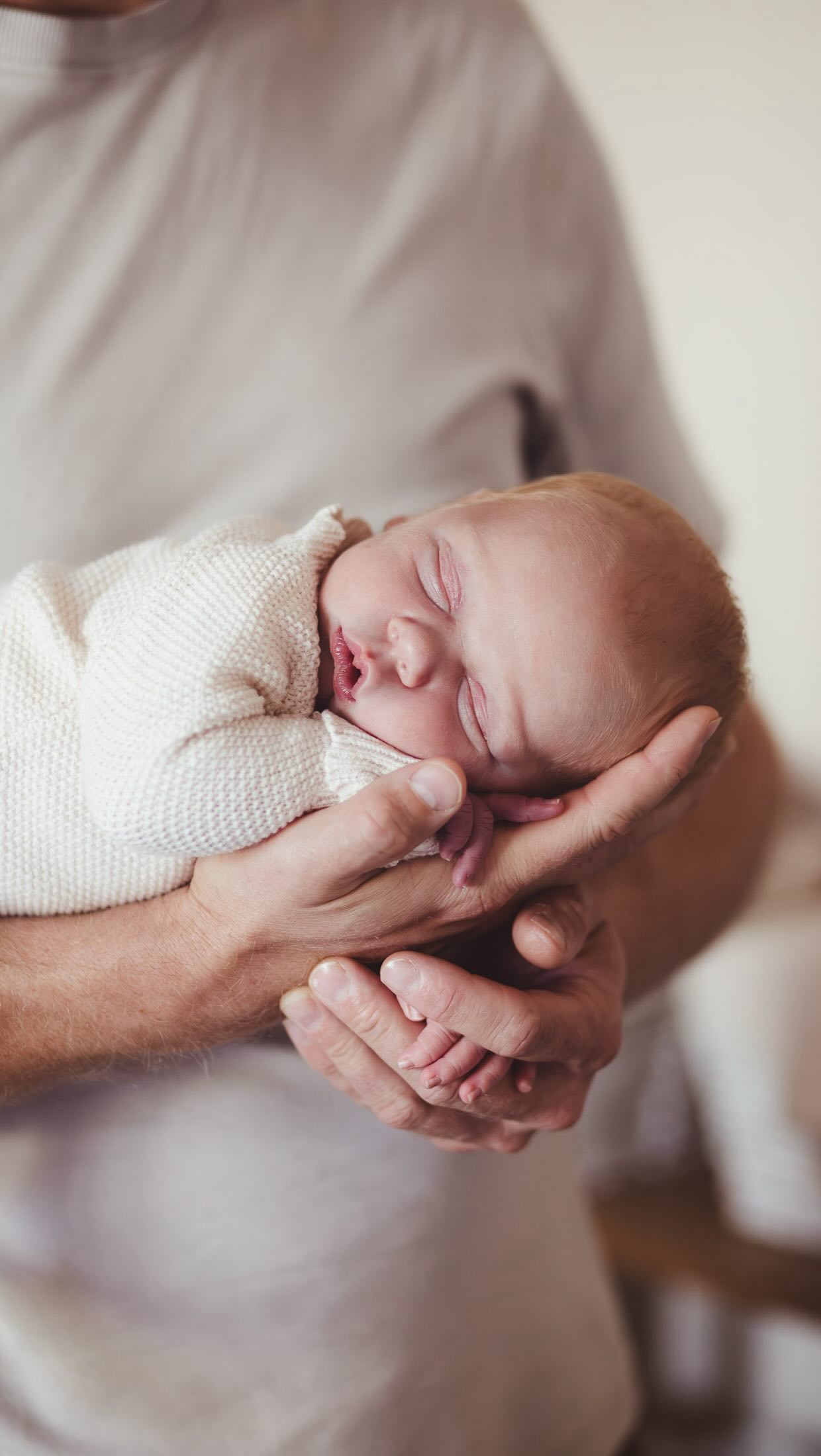 Newborn sessions aren’t about parents knowing what to do. They’re about feeling supported while they do it.
I guide you through every movement, every transition and every tiny adjustment so your baby stays settled and you never feel awkward or unsure.
This dad had been a parent for just 13 days.
No posing experience. No pressure.
Just clear, gentle direction and a calm pace.
All you need to do is hold your baby. I’ll handle the rest 🤍