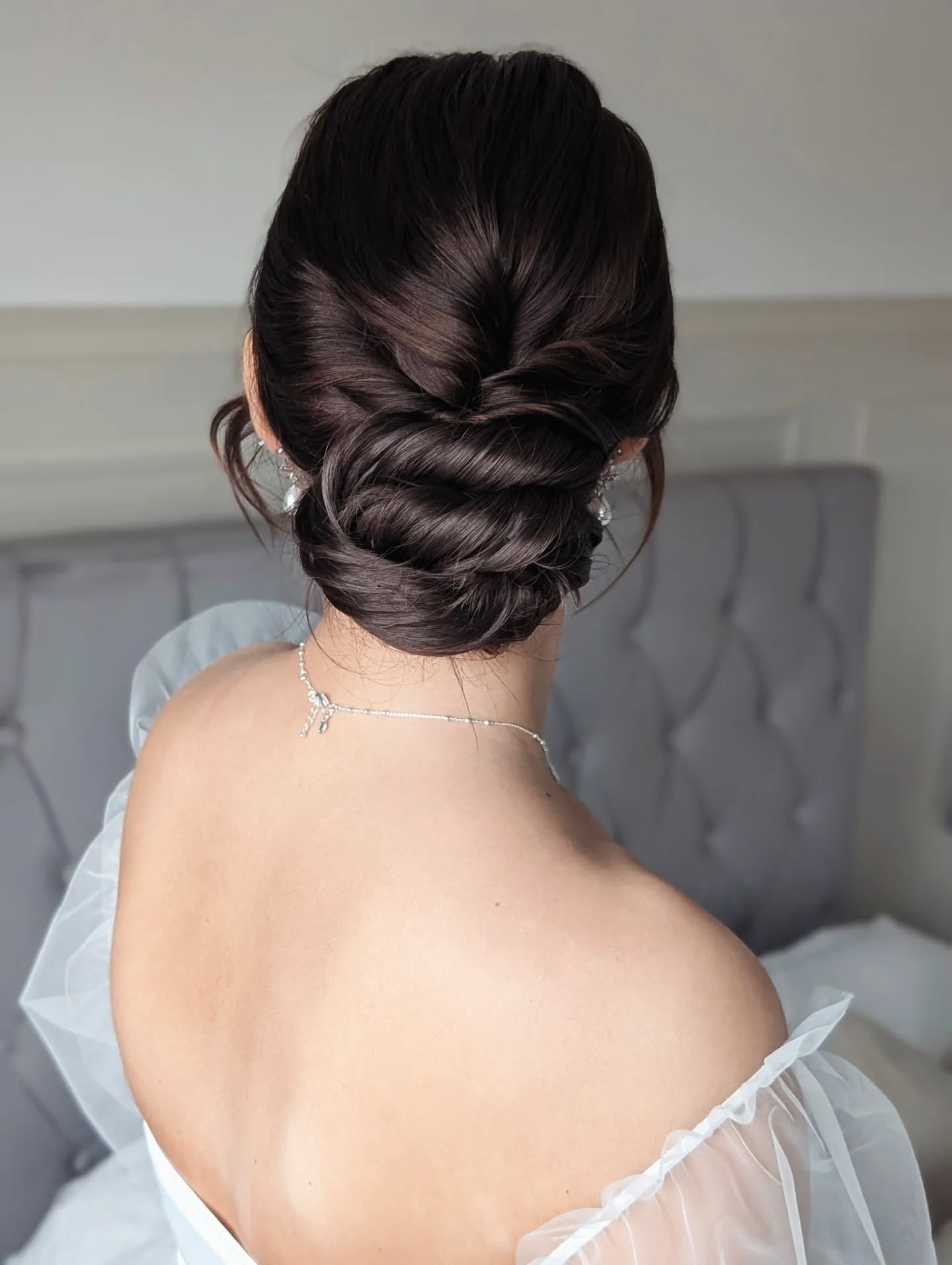 Timeless bridal elegance.
A soft, romantic updo that's sophisticated and secure, perfect for dancing the night away. Those delicate face-framing pieces add just the right touch of romance.
Using @got2b
@kykhaircare @moroccanoil_uk @ghdhair
#bridalupdo #weddinghair #bridalhair #bridalhairstyle #weddinghairstyles