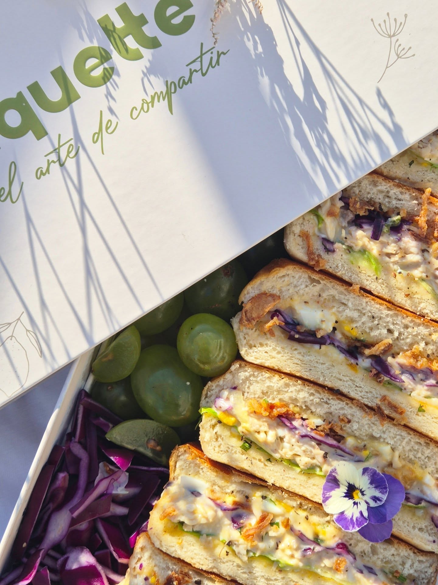 ¿Quién no ha caído nunca ante un buen Club Sandwich?
El nuestro es ultra goloso : pollo desmenuzado, cocinado a fuego lento con estragón, servido en un pan brioche tipo bun y acompañado de un montón de pequeños ingredientes que le dan sabor y un toque crujiente irresistible. 🍗🥬
Yummmmy 🤤
#clubsandwich #quericoescomer #palma
#compartiresvivir