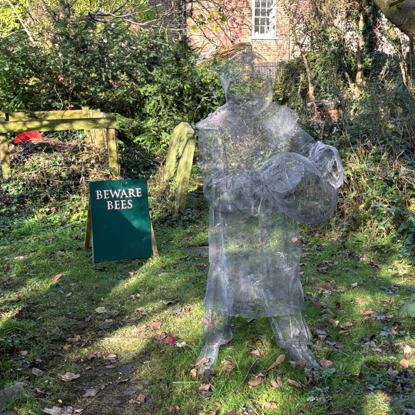 Who knew? Bees in the #yorkmuseumgardens and a sculpture of a victorian beekeeper as part of the #ghostsinthegardens trial. Cool
https://www.theyorkbid.com/ghosts-in-the-gardens/
@yorkmuseumgardens #york #derwenthoney #bees #honey #yorksmallbusiness #runnyhoney #softsethoney