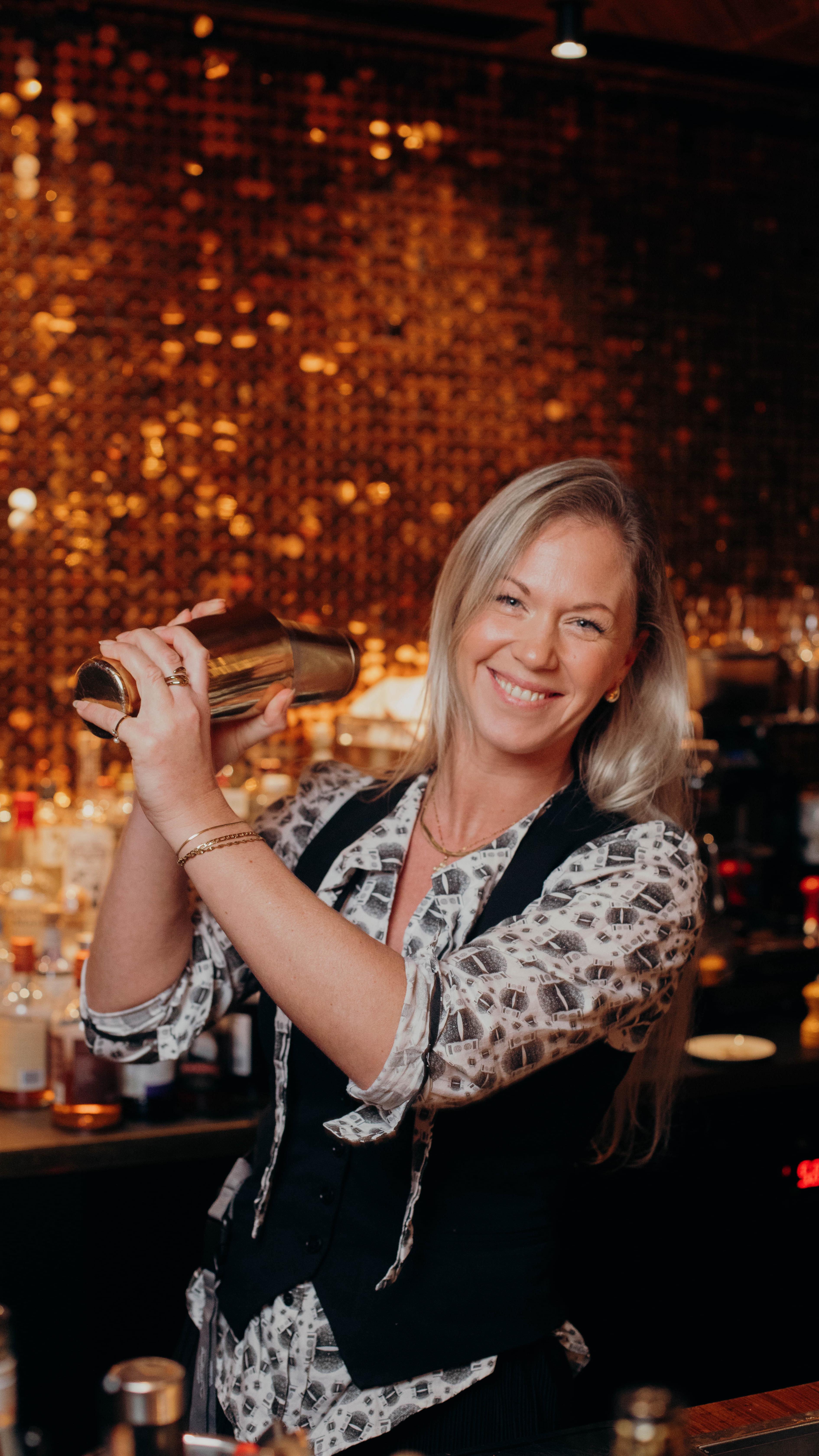 Cozy vibes, great drinks,
and the kind of atmosphere you instantly feel comfortable in 🍸
Perfect for dates, friends,
or spontaneous nights that turn into good memories.
Save this for your next night out in Vienna. 🤎
#lvdwigbar #cocktailbar #cocktailbarvienna #barsvienna #viennadrinks