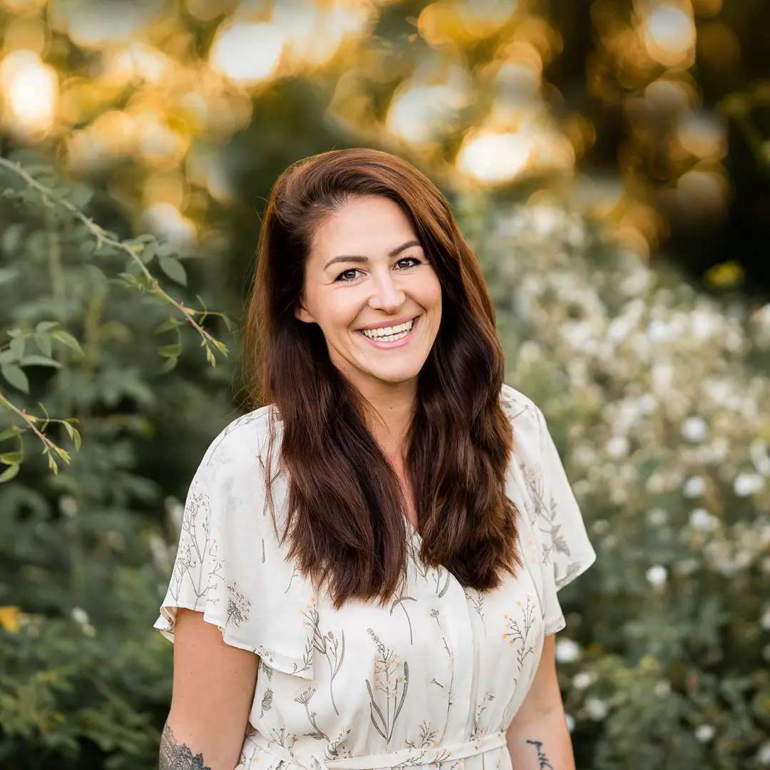 Hello, it's me! 👋🏻
Die letzten 5 Fakten über mich sind ja nun schon eine Weile her, und da immer wieder neue Menschen ihren Weg hier her finden, dachte ich es ist mal wieder Zeit 😁
✨ Früher war ich total ins Meer verliebt, heute zieht es mich eher an die Seen und in die Berge 🗻
✨ Mein Lebenslauf ist eher bunt als direkt, aber ich liebe genau diese Vielseitigkeit und meine vielen Kenntnisse.. Erst Studium, dann Ausbildung, und dann noch quer einsteigen? Why not! 🌈
✨ Ich brauche Ziele, Projekte und Herausforderungen, sonst wird es mir zu langweilig... Immer das gleiche ist nichts für mich 😁
✨ Ich träume von einem Backstein Haus mit weißen Fenstern und einer Weide im Garten 😍
✨ Auch wenn ich noch Sommer will freue ich mich auf den Herbst, denn dann kann ich mein liebstes Gewürz wieder schonungslos und kiloweise verwenden... ZIMT 😂 (aber das wusstet ihr ja bestimmt bereits 🤭)
Trifft ein Punkt auch auf dich zu? Und was wusstest du noch nicht?
Kommentier mal, ich bin neugierig 😁