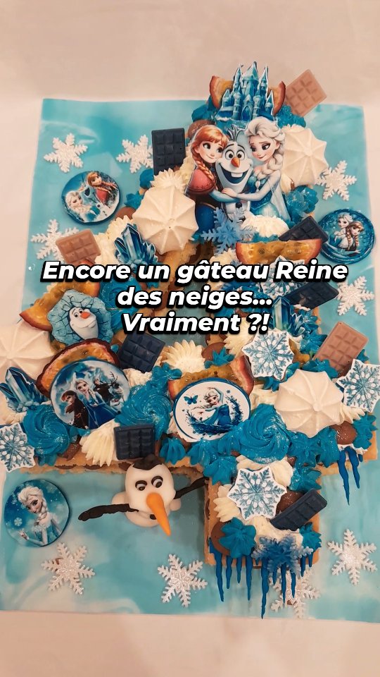 La Reine des Neiges est sortie il y a des années.
Et pourtant…
Je me souviens encore de l’émotion la première fois que je l’ai vu.
J'étais tellement heureuse de retrouver l'univers Disney qui m'avait manqué avec de belles chansons, la magie, la beauté.
Alors non, ça ne m’étonne pas que ce thème plaise encore.
Certains classiques traversent le temps.
Et même si le thème est le même, chaque gâteau, lui, ne l’est jamais.
Il dépend de l’âge de l’enfant, de son prénom,
de la façon dont ses parents me parlent de lui,
et de l’inspiration du moment.
C’est la somme de tout ça qui rend chaque gâteau unique.
Et surtout…
c’est pour ça qu’on ne s’en lasse pas. ❄️🩵
Finalement, ce n’est jamais juste un thème.
.
.
.
Number cake. Reine des neiges. Gâteau anniversaire. Patisserie. Sur mesure. Personnalisé. Lyon. Oullins