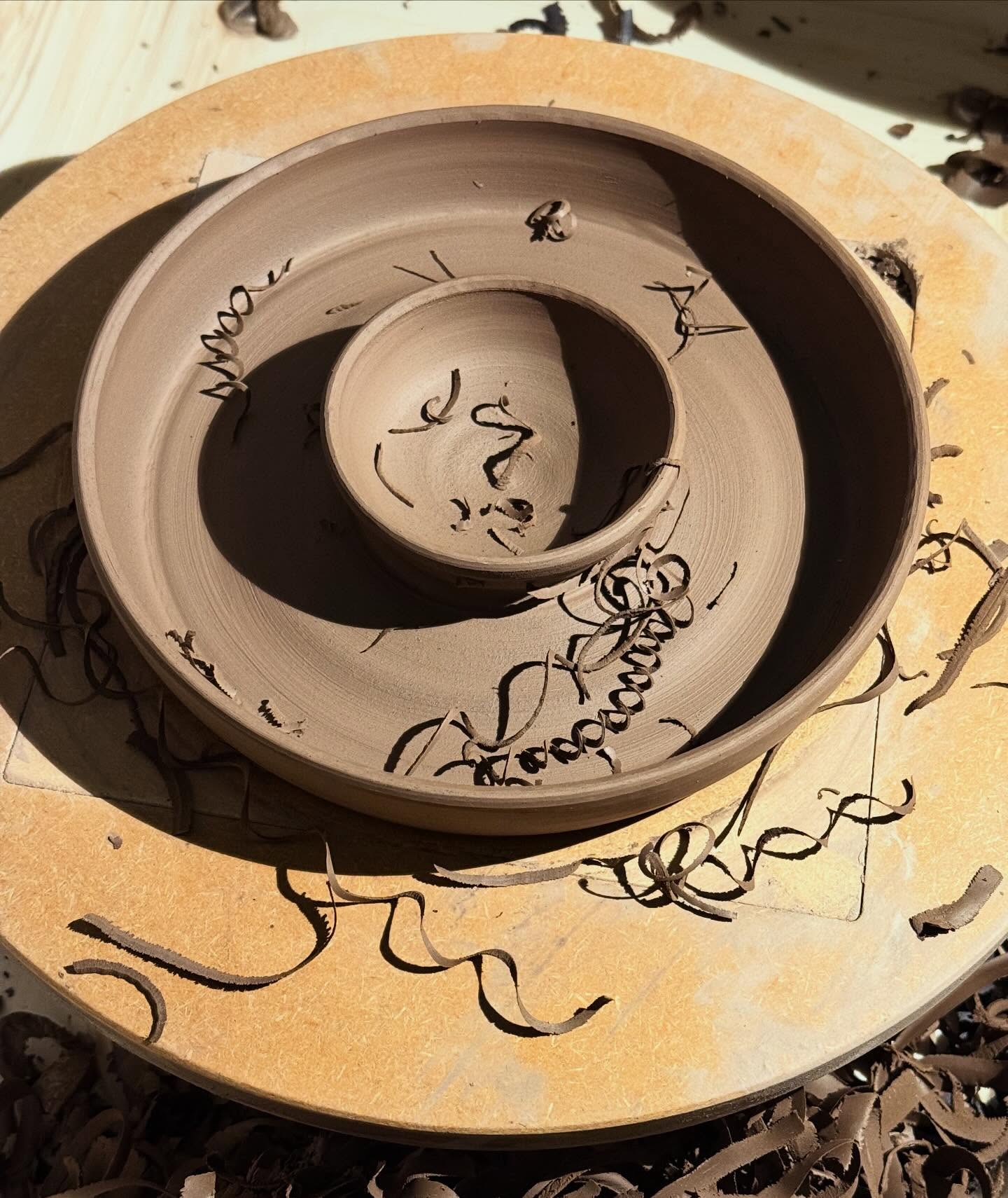 I’m back on the snack dishes. I struggled with compression (and therefore cracking) on these before Christmas so stopped making them. I’m hoping that throwing them in 2 stages should help with this. Always love a bit of trimming and the deeply satisfying ribbons of clay that arc off the pot. Fingers crossed they dry and fire beautifully! #jenmakespots #bristolpotter #backintheshedofdreams #dirtnoodles