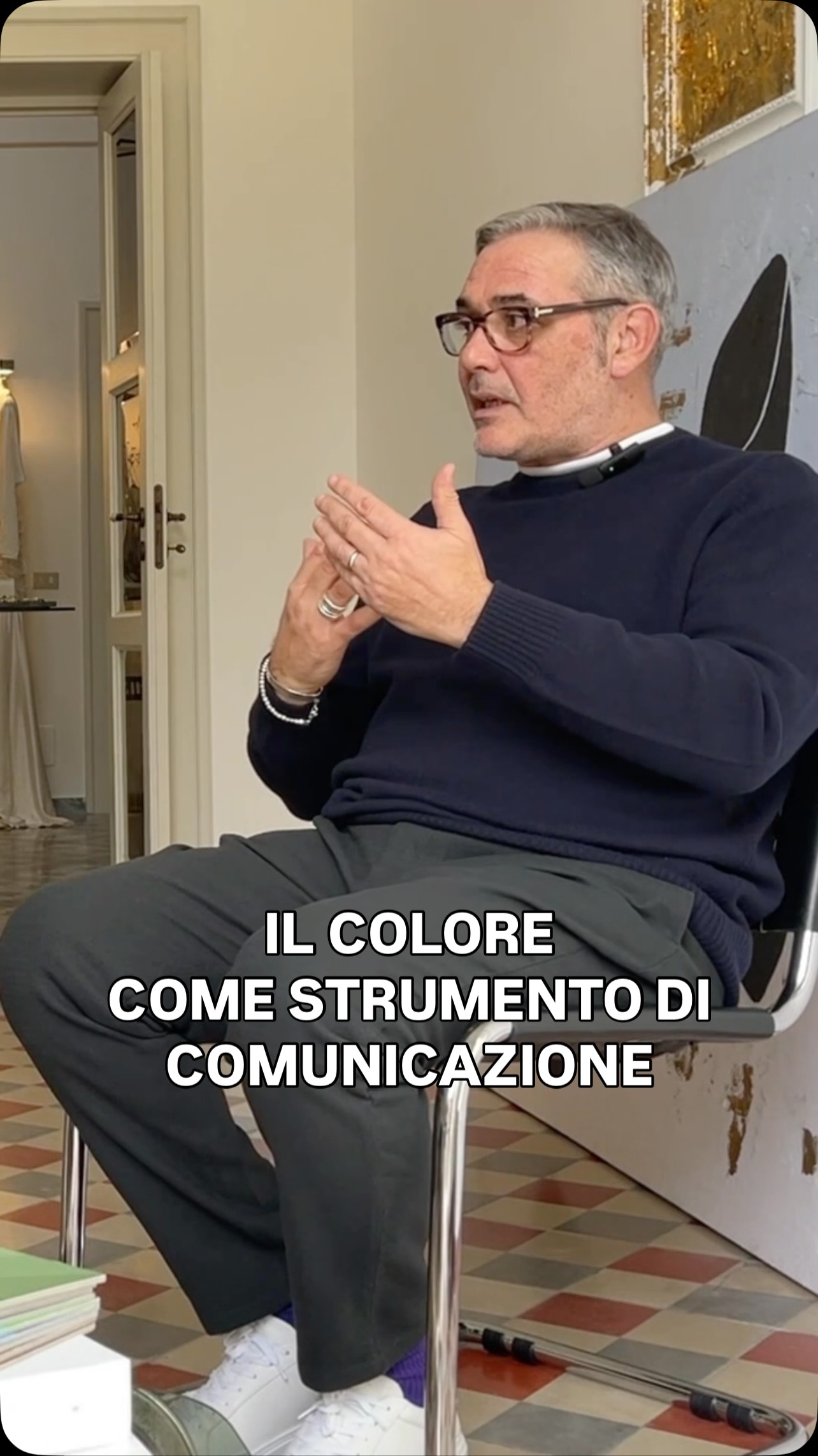 Il colore è la tua firma invisibile ✨
Spesso pensiamo che scegliere una tonalità sia solo una questione di “star bene”. Ma Massimo Palasciano ci svela una verità più profonda: ogni sfumatura che indossiamo parla di noi, rivela le nostre intenzioni e proietta la nostra personalità nel mondo.
Il colore può valorizzarti, certo, ma può fare molto di più: può raccontare chi sei senza bisogno di parole.
La Masterclass Color-ID quindi, è il tuo prossimo passo: impara a padroneggiare questo potente strumento nel tuo lavoro, come nella tua vita privata...
📩 Scrivici in privato per ricevere il programma e riservare il tuo posto in Atelier, ti aspettiamo!
#colorid #masterclass #armocromia #teoriadelcolore #sumfashionacademy