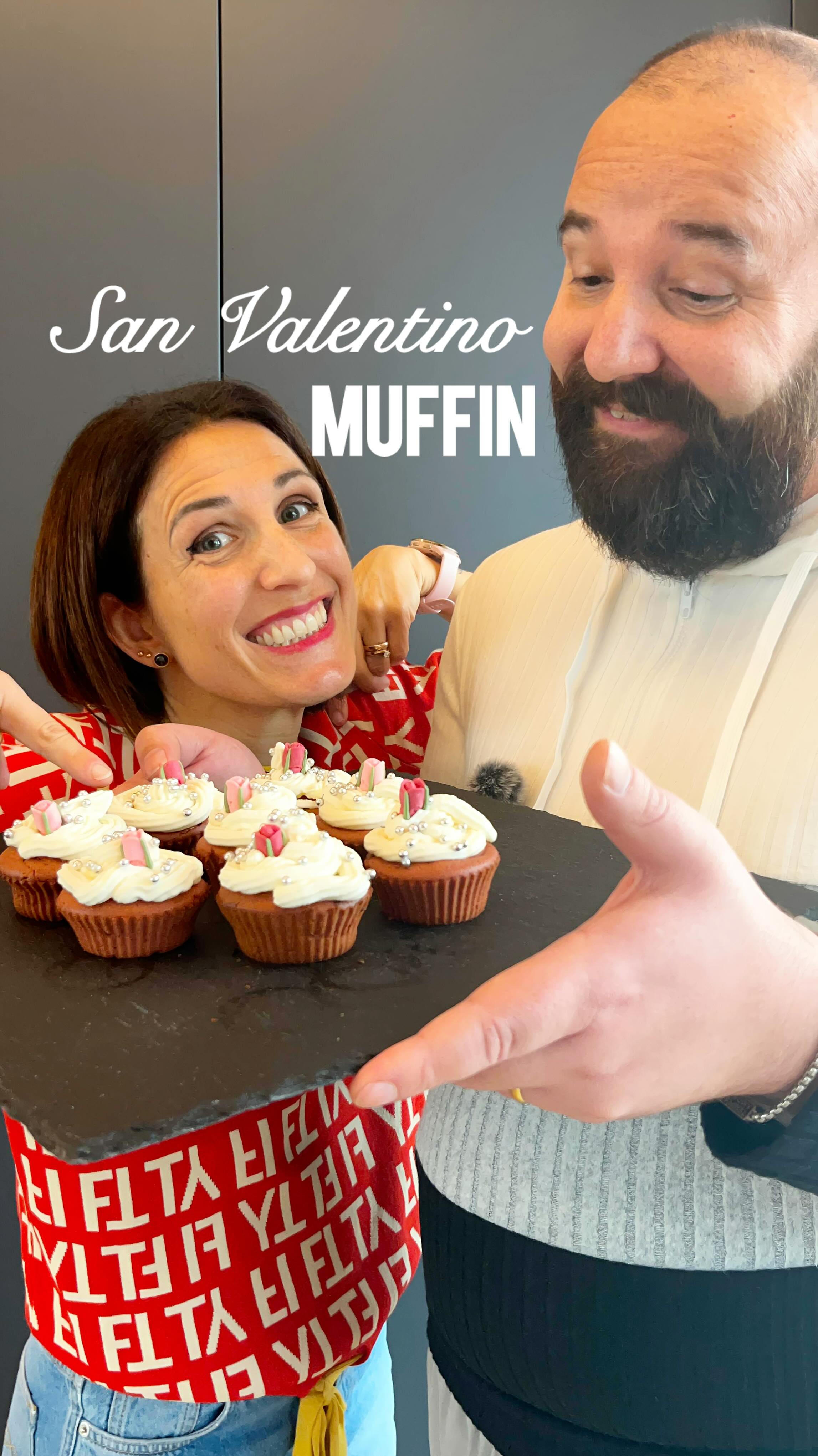 Ricetta 1 . Settimana di San Valentino
🧁 MUFFIN AI LAMPONI con Frosting Bianco 🧁
Dalla mia rubrica "In Cucina con Alessia Valigiai Infarinata, oggi una divertente ricetta a 4 mani con @davidegerbino !!
Perfetti per San Valentino 💝 soffici e super golosi. Una ricetta facile e romantica, ideale per stupire con un dessert elegante ma semplice, perfetto per occasioni speciali, cene romantiche e momenti dolci da condividere.
💗 Salva la ricetta per prepararla a San Valentino
🧁 Condividila con chi ama i dolci fatti in casa
💌 Dimmi nei commenti a chi li prepareresti
INGREDIENTI:
Per i muffin
• 100 g burro morbido
• 100 g zucchero
• 1 uovo
• 120 g albumi
• 200 g farina 00
• 200 g yogurt greco
• 20 g cacao amaro in polvere
• 7 g lievito per dolci
• 100 g lamponi
• (facoltativo) colorante rosso
Per il frosting
• 250 g formaggio spalmabile
• 120 g zucchero a velo
• 60 g burro morbido
• 1 cucchiaino di vaniglia
• scorza di mezzo limone
👩🍳 Procedimento
Frullo i lamponi e li passo al colino per eliminare i semi.
Monto gli albumi a neve e li tengo da parte.
Monto il burro con lo zucchero, poi aggiungo l’uovo, lo yogurt, la purea di lamponi, farina, cacao, lievito (e colorante se lo uso).
Incorporo delicatamente gli albumi montati con una spatola, mescolando dal basso verso l’alto.
Verso l’impasto nei pirottini e cuocio in forno ventilato a 180° per 20–25 minuti (prova stecchino).
Frosting:
Monto tutti gli ingredienti insieme e lascio riposare in frigo per almeno 4 ore.
Uso circa 1/3 del frosting per farcire i muffin e il resto per decorarli in superficie.
Decoro a piacere… e buon San Valentino a tutti !! 💕
#SanValentino #ricettesanvalentino #DolciRomantici #valigiainfarinata
#pianοalimentare
muffin ai lamponi
muffin di San Valentino
dolci fatti in casa
dolci romantici
ricette facili
ricette dolci
baking homemade
dessert per occasioni speciali
dolci con frosting
dolci con lamponi
idee dessert San Valentino
muffin soffici
dolci per stupire