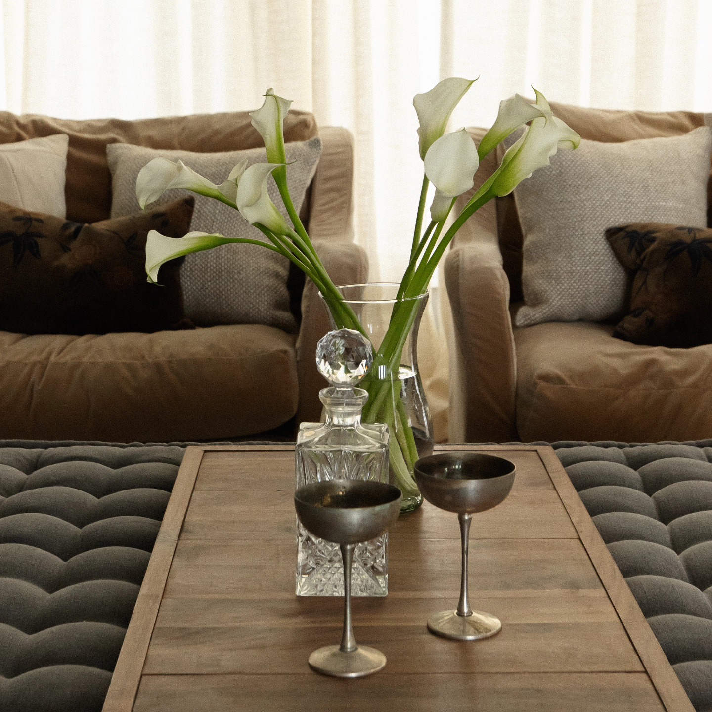 Layering vintage finds is always the icing on the cake when styling. I've been obsessed with finding the cutest vintage glasses the past few months.
Design @cassieklassenhome
Photos @katieskinner.interiors
#nortonshoresinteriordesign
#westmichiganinteriordesigner
#sodomino
#interiordesign
#interiordesigner
#livingroomdesign
#timelessdesign
#interiorstyling