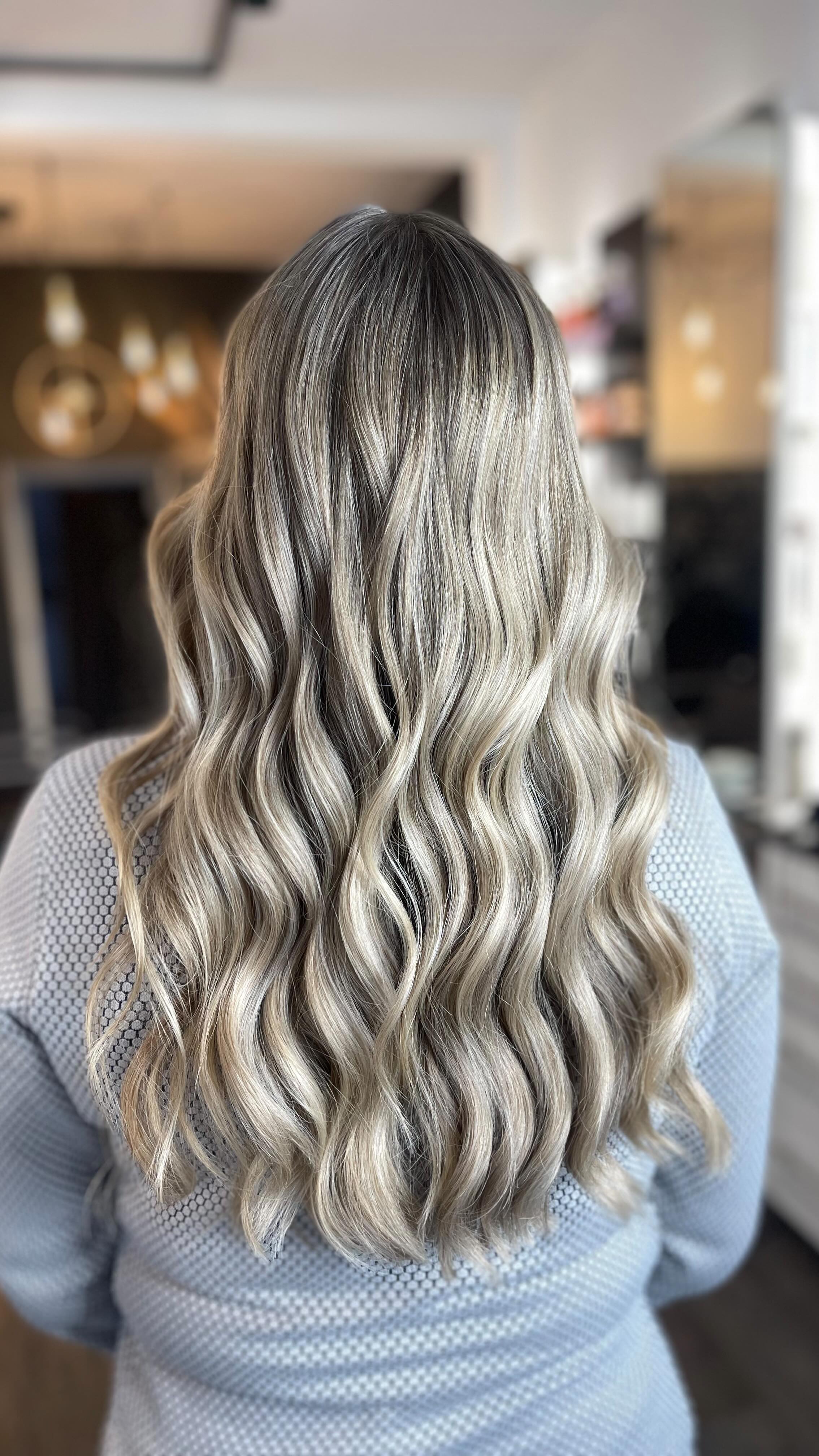 Blond ohne Ansatz ✨
——
So sieht bei mir Blond nach 5 Monaten aus.
Warum Balayage?
✔️ kein harter Ansatz
✔️ wächst weich raus
✔️ weniger Friseurbesuche
✔️ natürlicher Look
Wenn du auch keine Lust mehr auf hart rauswachsende Ansätze hast,
buche deinen Termin bei mir 🤍
——
#balayage #blondohneansatz #ansatzfrei #friseurdüsseldorf #beckerbeauty