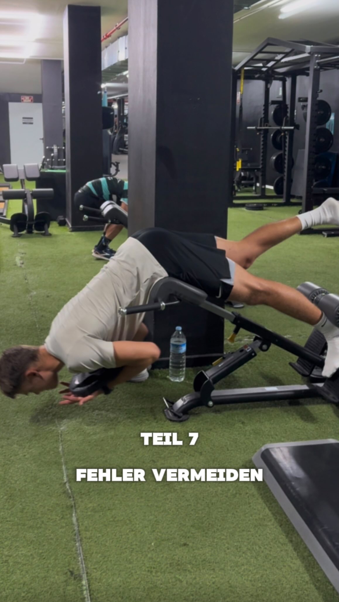 Vermeide diese 3 Fehler um besser zu trainieren ⬇️
Viele Läufer trainieren nach klassischen Fitness-Prinzipien, die zwar Muskelaufbau fördern, aber nicht optimal auf die Anforderungen des Laufens abgestimmt sind.
Für Läufer geht es weniger um isolierte Muskelarbeit und mehr um Ganzkörperkraft, Stabilität, Belastungsverträglichkeit und effiziente Ermüdungssteuerung.
Ein gut strukturiertes Krafttraining kann die Laufökonomie verbessern, Verletzungsrisiken reduzieren und langfristig leistungsfähiger machen – ohne die Laufeinheiten negativ zu beeinflussen.