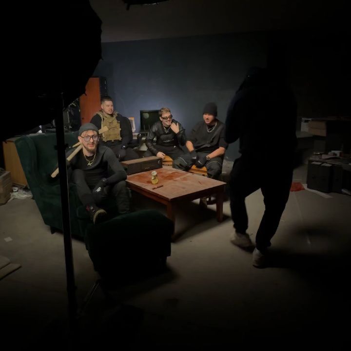 Łapcie zajawke z backstagu 😎⛏️
Widzimy się na YouTube 🔥💎
🎤 @qfel92
🎤 @p.smartella
🎤@dresybordo
🎤@mikolaj_cwiertniak
🎶@pmbtz.scbd
📽@nicestory.co
📸 zza kulis @m_bezeg
#AVE #avenew #musicclip #passion #rap