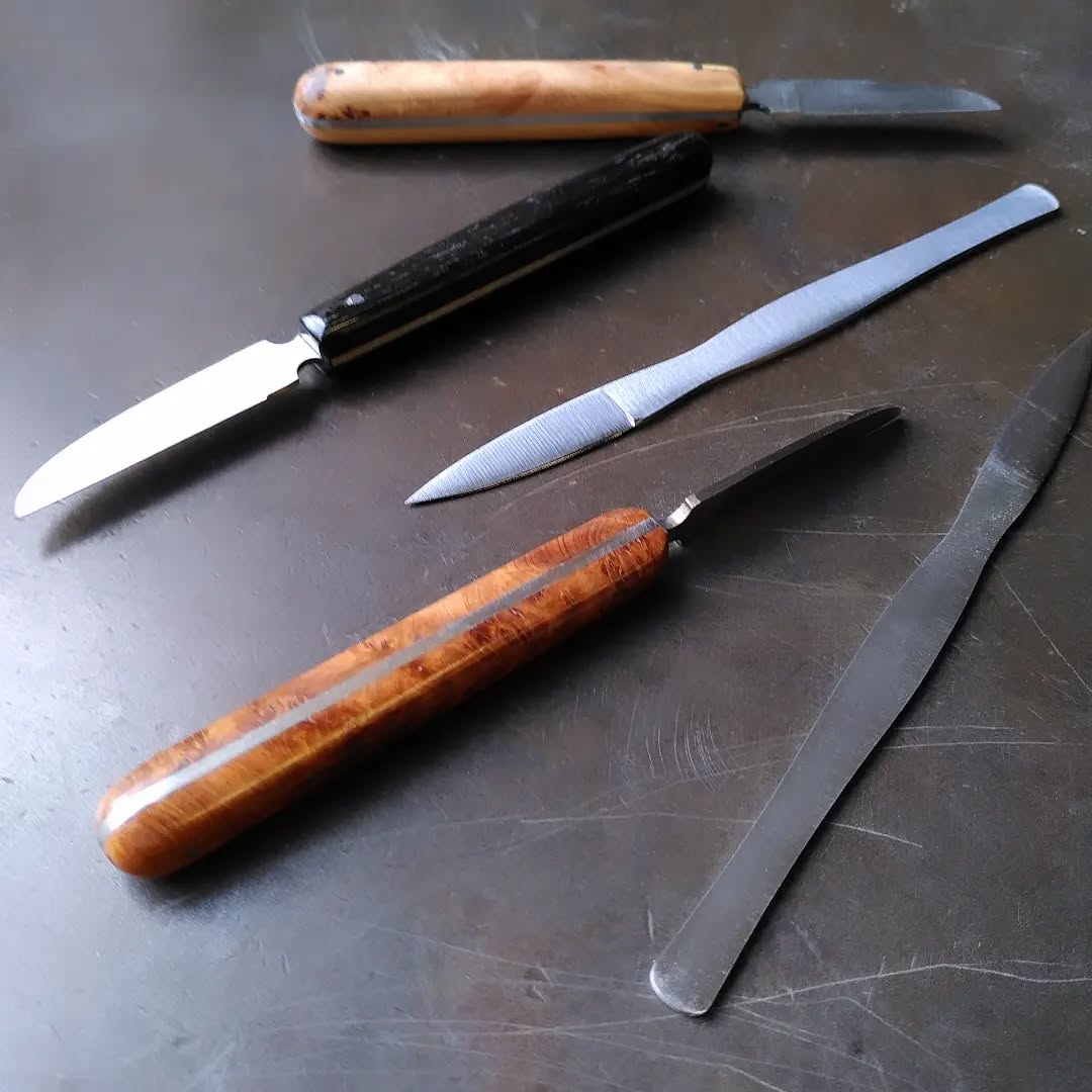 Je me lance sérieusement dans le couteau de métier, histoire de refaire des outils spécialisés qui souvent ne se font plus :
Ici, couteaux à parer et couteaux à friser de plumassier.
Envoyez moi un message si vous voulez personnaliser le vôtre.