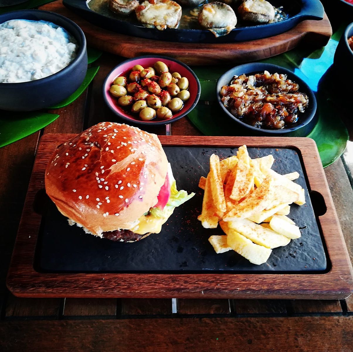 Muhteşem hamburger sunumlarınızı sağlıklı porselen tabaklarımızda yapabilirsiniz. Projelerinize özel ürün çalışmaları için info@glazemud.com adresinden bilgi alabilirsiniz #hamburger #hamburgers #hamburgerdeern #hamburgerbahnhof #hamburgerhelper #hamburgerliebe #hamburgerjung #hamburgergourmet #hamburgerlover #hamburgercake #Hamburgerday #HamburgerMarysLB #hamburgerhunde #hamburgermomente #hamburgerrathaus #hamburgermaison #hamburgersommer #hamburgerjungs #hamburgerfischmarkt #hamburgerdeerns #hamburgerbahnhofmuseum #hamburgerandfries #hamburgerin #hamburgerweihnachtsmarkt #hamburgergirl #hamburgerdichianina #hamburgervegano #hamburgerhafengeburtstag #hamburgerhomemade #hamburgerliebemade