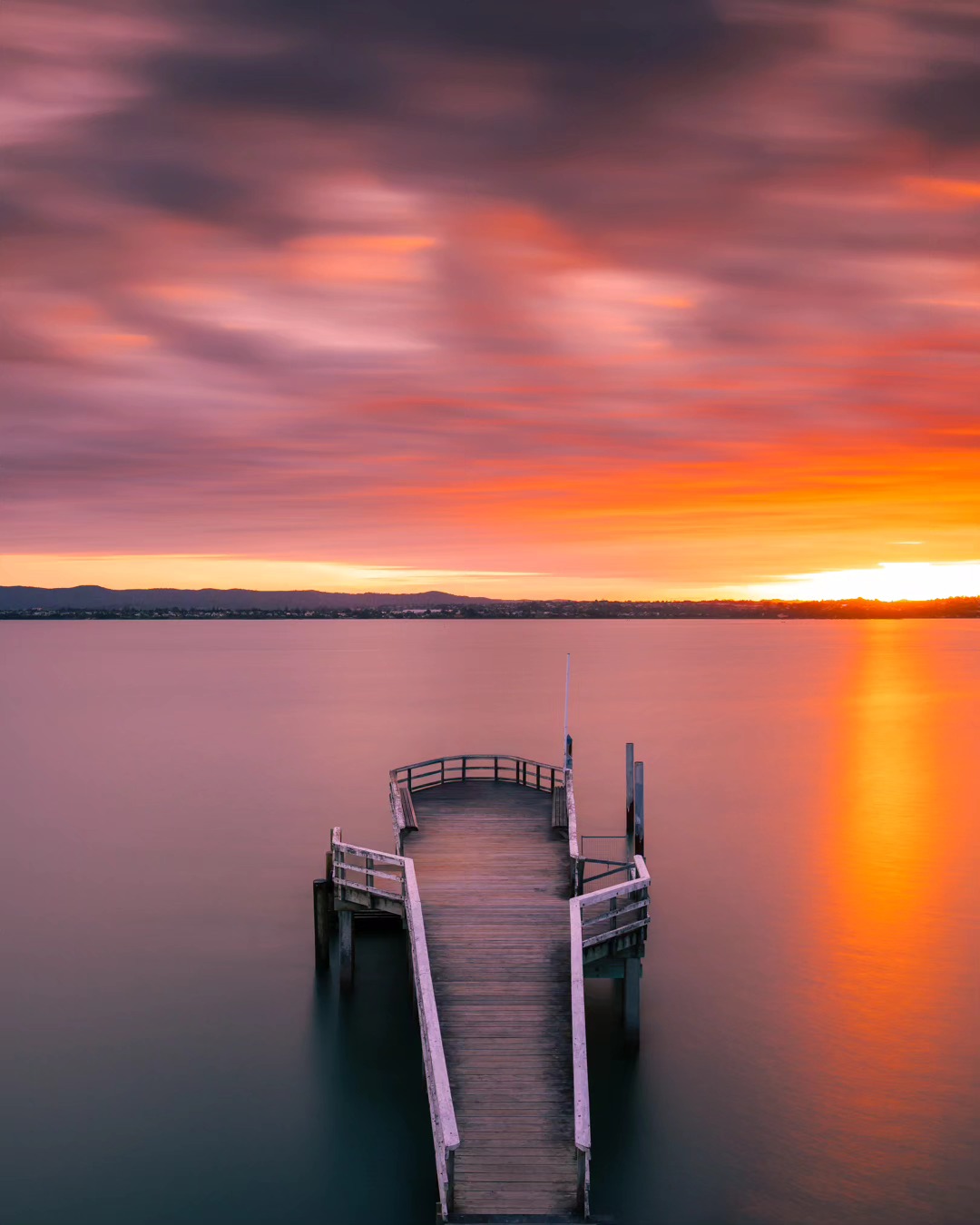Sunset serenity 🌅
---------------------------------------------------------------------
🌏: Auckland | New Zealand 🇳🇿
--------------------------------------------------------------------
🔹Camera 📷: @SonyAlpha a7R III
🔹Lens: @canon.nz EF 16-35mm f/4L (@ 24 mm)
🔹ISO: 100
🔹Aperture: f/8
🔹Shutter speed: 99 sec
🔹Filters: @LEEFilters Big Stopper (10 stop) & 0.9 ND Medium Grad