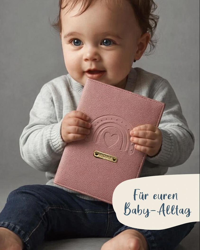 Manchmal sind es die kleinen Dinge, die den Alltag entspannter machen ✨
U-Heft, Impfpass & wichtige Unterlagen an einem festen Platz – ordentlich, griffbereit und genau da, wo man sie braucht.
Unsere personalisierte U-Heft-Hülle begleitet euch durch all die kleinen und großen Termine.
Praktisch. Zeitlos. Mit Namen personalisiert.
🤍
#uhefthülle
#uuntersuchung
#uheft
#elternalltag
#familienleben
#babyliebe
#mamasein
#papasein
#mitnamen
#personalisierbar
#alltagshelfer
#handgemacht
#madeinmanufaktur