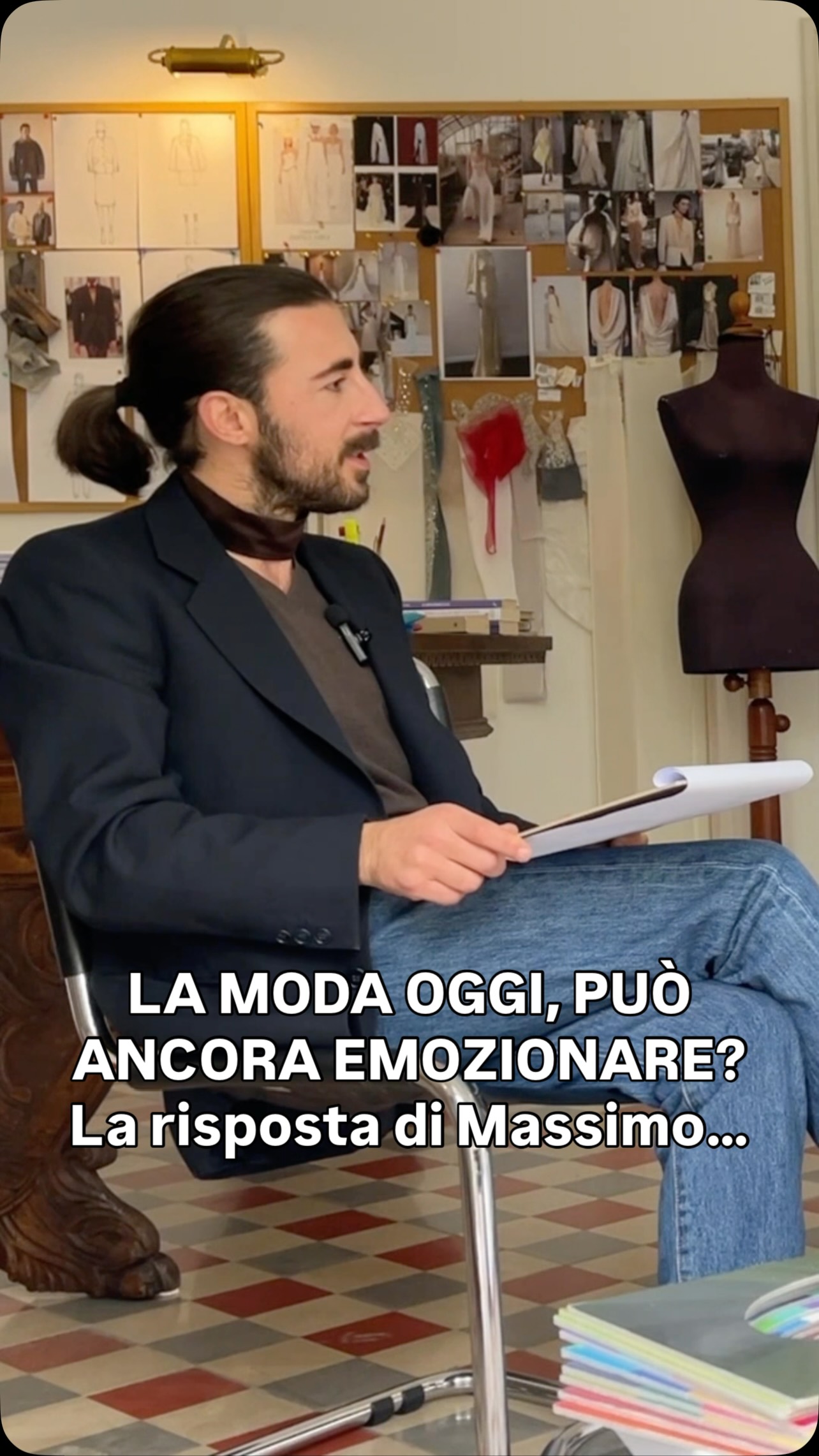 “Sì, se, se ne conoscono gli strumenti.”
Massimo Palasciano risponde così alla domanda più difficile: “la moda oggi, può ancora emozionare?”
La risposta sta nella conoscenza: senza gli strumenti giusti, la bellezza resta muta.
“La vera magia nasce dove finisce l’improvvisazione e inizia la competenza.”
✨ Guarda la puntata di Sum Talks per approfondire la visione di Massimo.
📍 Trasforma la tua passione in una competenza d’eccellenza: ti aspettiamo in Atelier per la Masterclass Color-ID.
📩 Inviaci un DM per scoprire come iscriverti.
#colorid #masterclass #armocromia #teoriadelcolore #sumfashionacademy