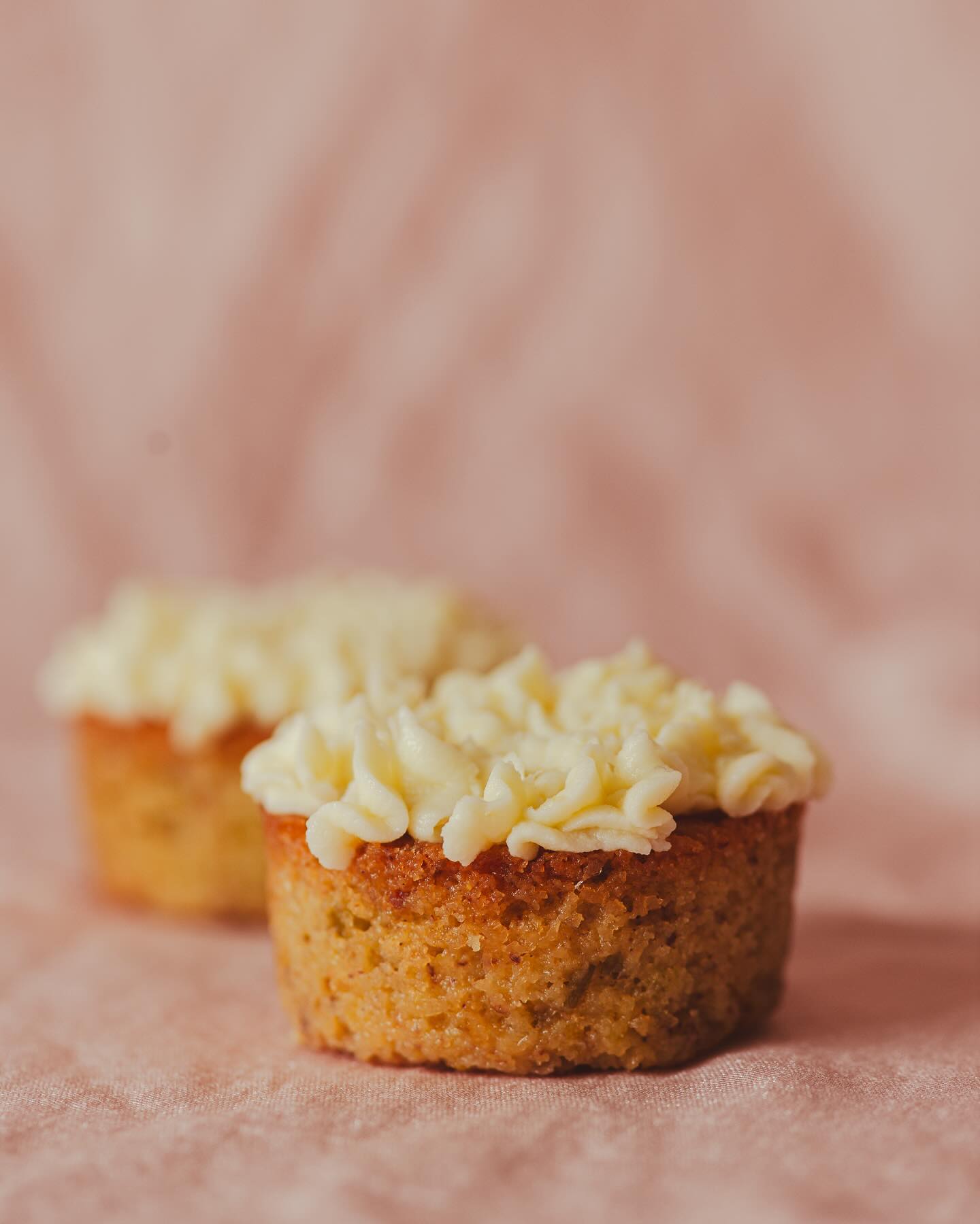Rosy Citrus Muffin
Met pistache, een siroop van rozenwater en citroen & citroen creamcheese frosting