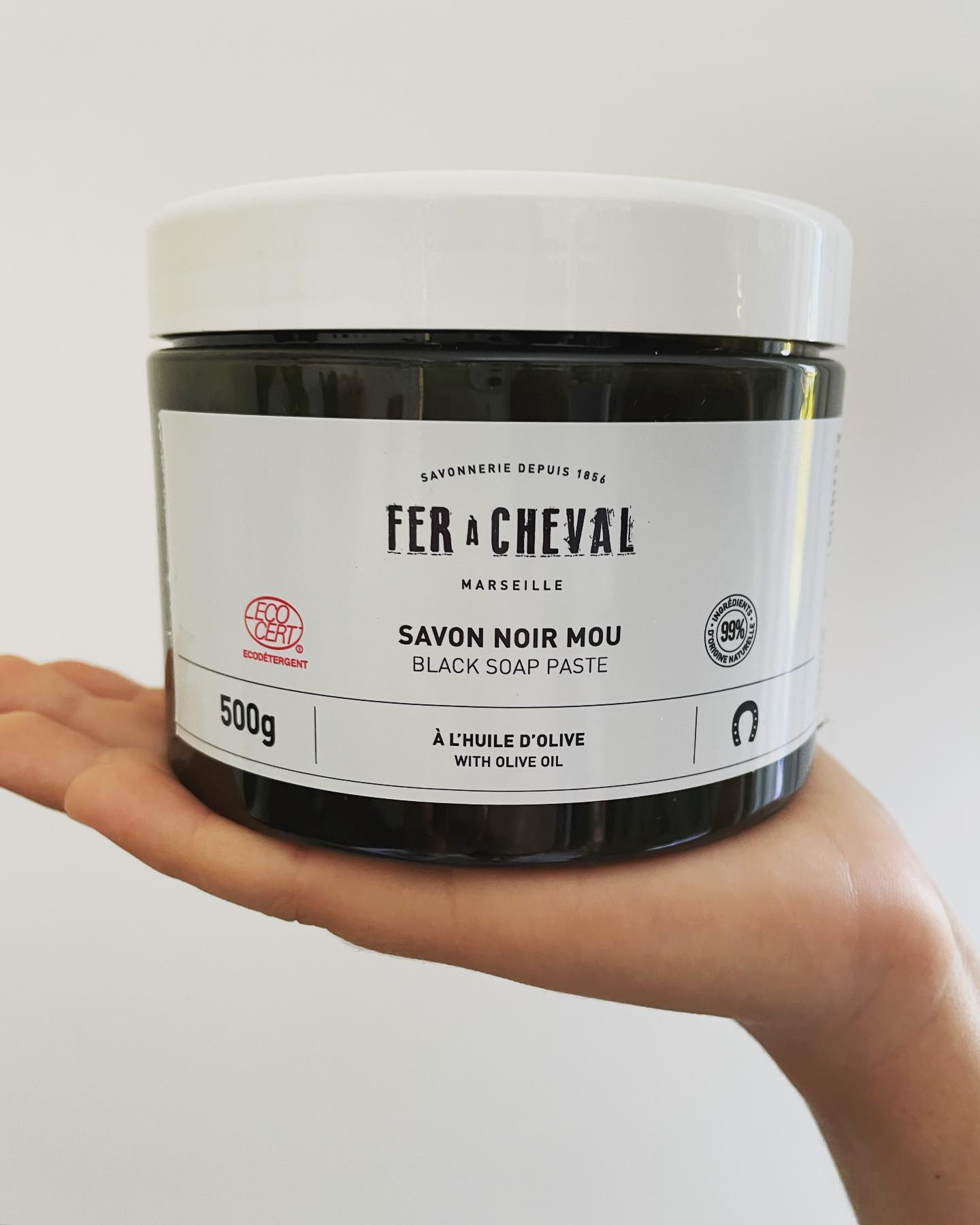 Zoom sur… le savon noir mou.
Idéal pour le corps de par sa texture, le savon noir a l’huile d’olive est un émollient naturel. Avec l’effet conjugué du gant de gommage exfoliant, il permet l’élimination des cellules mortes afin d’affiner le grain de la peau.
Effectuer un gommage au savon noir régulièrement permet une meilleure tenue du bronzage. Excellent avant l’épilation, il laisse la peau douce.
Le savon noir en pot peut également s’utiliser pour le ménage, comme le savon noir liquide.
Le savon noir mou est disponible en pot de 500g, ce qui correspond à une durée de vie de 1 an environ, si vous ne l’utilisez que pour le corps. Il est certifié bio.
Il est disponible dans la box Mon corps au naturel ou dans la box à composer soi-même.
#savon #savonnoir #hammam #gommage #corps #gant #menage #ecologie #economique #box #boxbio #bio #bronzage #epilation