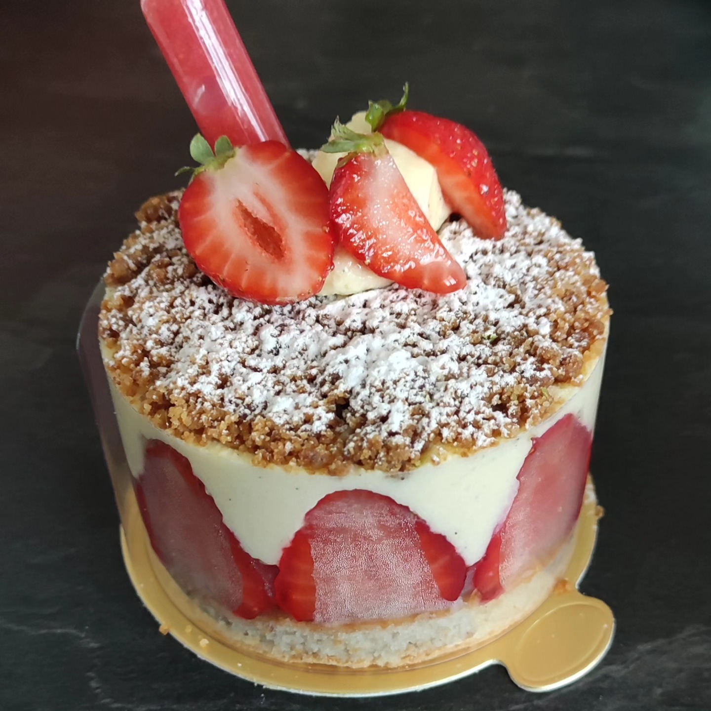 Partagez un moment frais et gourmand avec notre fraisier 💯% maison ! Infos au 06 19 52 97 10 ou sur papilines.com 😜
#fraisier #crumble #fraises🍓 #biscuit #mousseline #patisseriefrancaise #tarn #anniversaire #instafood #villeneuvesurvere #gaillac #pastry #evenementgourmand