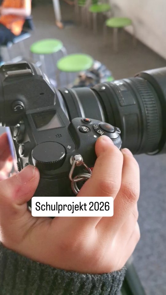 Behind the Scenes aus meinem Tag 🎥✨
Ich darf aktuell ein Schulprojekt begleiten und Kindern zeigen, was Fotografie bedeutet – und zwar nicht nur „Kamera an & klicken“.
Wir sprechen über:
📸 Was macht eine Fotografin eigentlich beruflich?
🧠 Warum halten wir Momente fest?
📱 Und ganz wichtig: Was heißt es, Fotos zu posten & zu veröffentlichen?
Dann wurde es richtig süß:
Die Kids durften ihre Lieblingssachen von Zuhause mitbringen – Kuscheltiere, Spielsachen & kleine Schätze – und haben sie selbst fotografiert (mit meiner Unterstützung 🥹).
Beim nächsten Termin wird’s farbig: Holi-Pulver! 🌈
Frage an euch:
Was war euer liebstes Spielzeug als Kind? 🧸👇
.
.
The-mirror-box@gmx.de
www.the-mirror-box-photographie.de
.
.
#kulturstrolchegronau #fotografieworkshop #kinderundmedien #behindthescenes #fotografiealltag