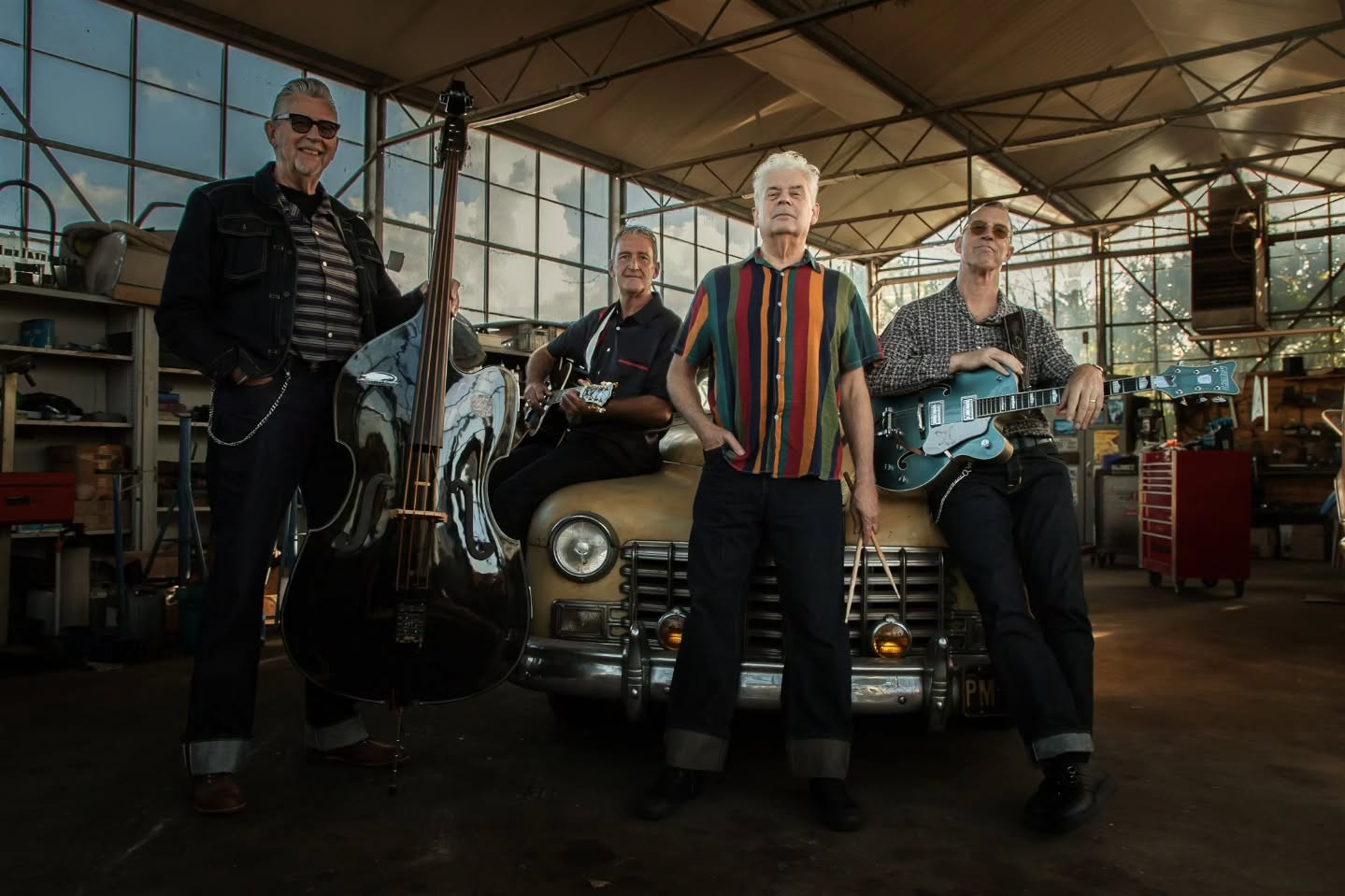 Voor Dalton4 mocht ik opnieuw hun band vastleggen, op een prachtige locatie: een oude kas waar tegenwoordig klassieke auto’s worden gerepareerd. Een plek die voelt als een stap terug in de tijd. Met fantastische props zoals een oldtimer, mooie instrumenten en karakteristieke bandleden. Altijd zoekend naar het licht, naar het juiste plaatje. Dit keer naar rauwheid en puur.
Meer van deze leuke band weten? Kijk dan even op www.dalton4.nl 🎸🎶🎙