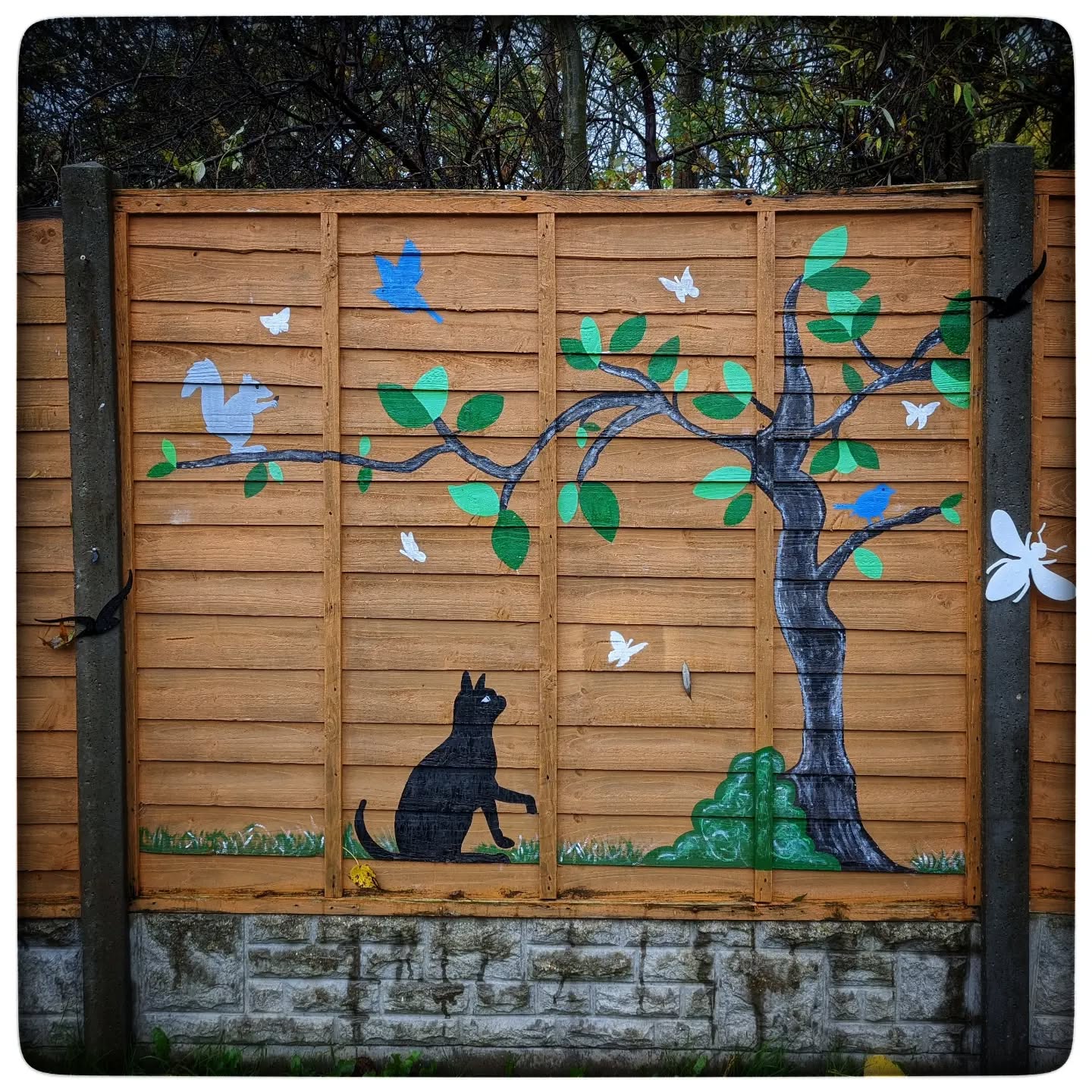 This lovely garden fence mural is the view you'd get if you were washing the dishes in the kitchen of this new instruction being listed by @oakmansestateagent
#property #birminghamproperty #mural #gardenart #newinstruction #epc #birmingham #forsale