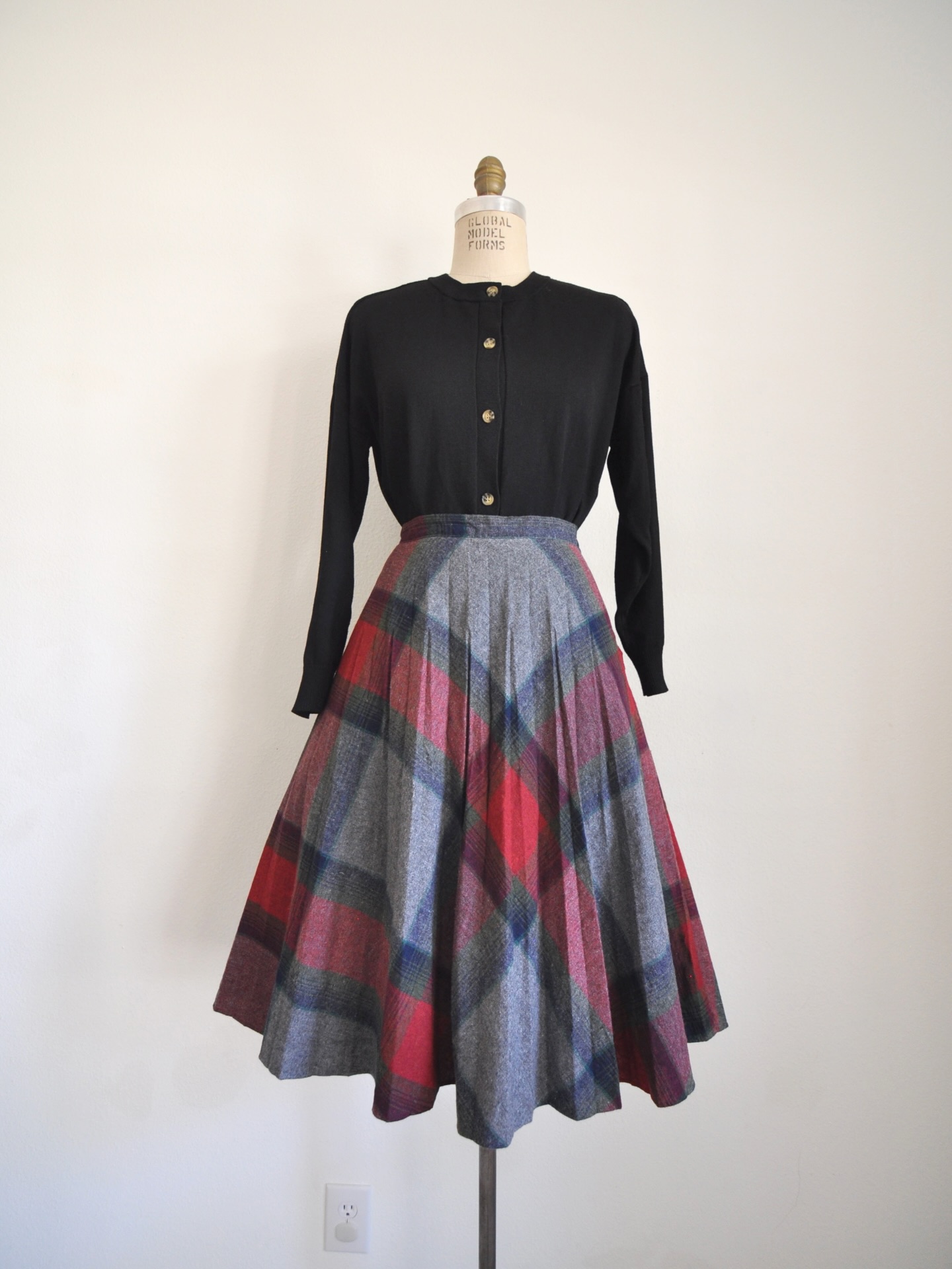 Link in bio to shop! Details below!
💜SOLD💜modern black knit cardigan. Functional buttons. Bust: 44” Waist: 40” Length: 22” Sleeve Width: 15”
$38 • 1970’s skirt. Wool blend, zipper closure. Waist. 32” Length: 28”