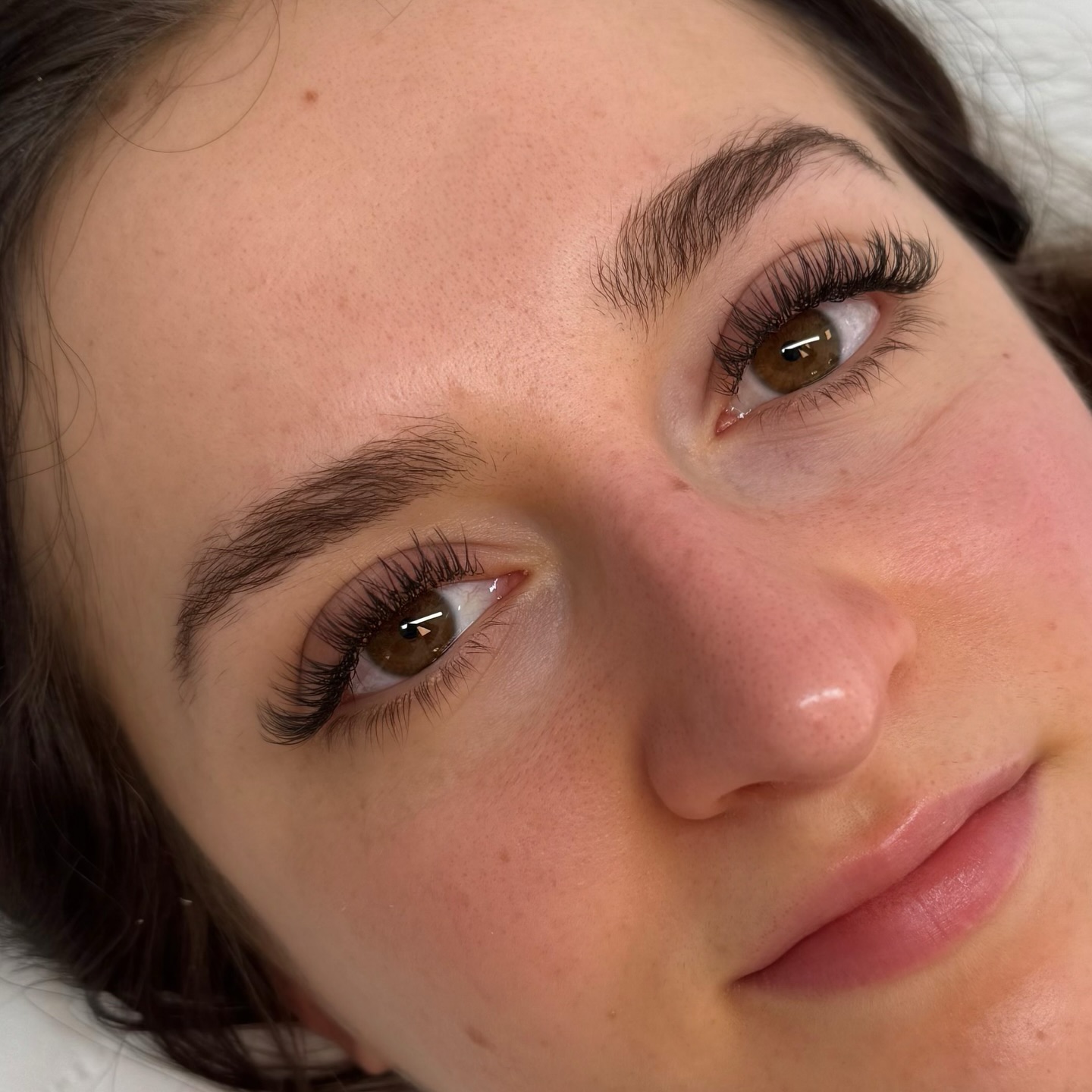 Einblick in Sonjas Arbeit ❤️
Wimpernverlängerung 1:1 Technik
Wimpernkranzverdichtung
Combobrows