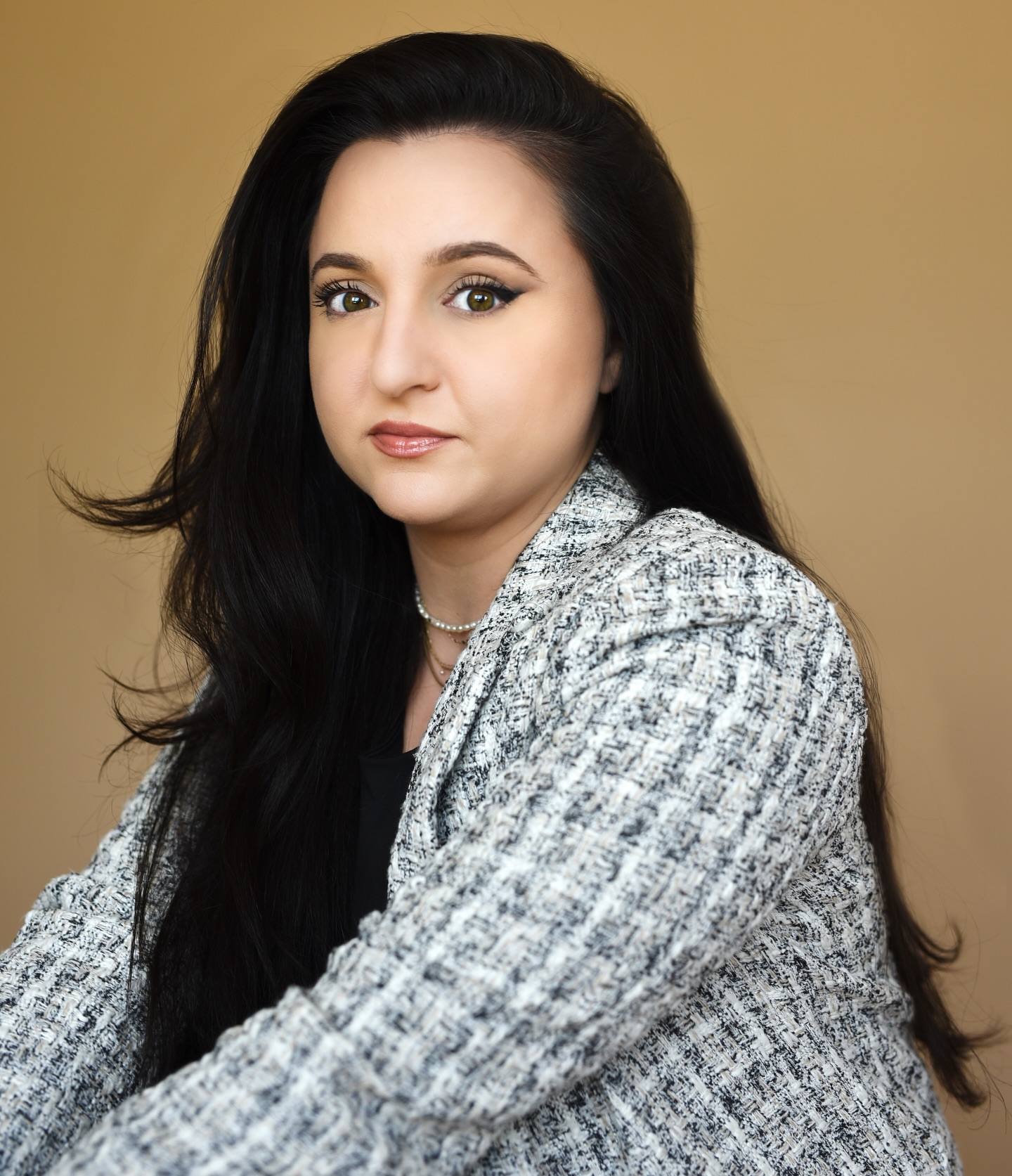 O Z L E M. 🔥
Your headshot is your first handshake.
Make it strong.