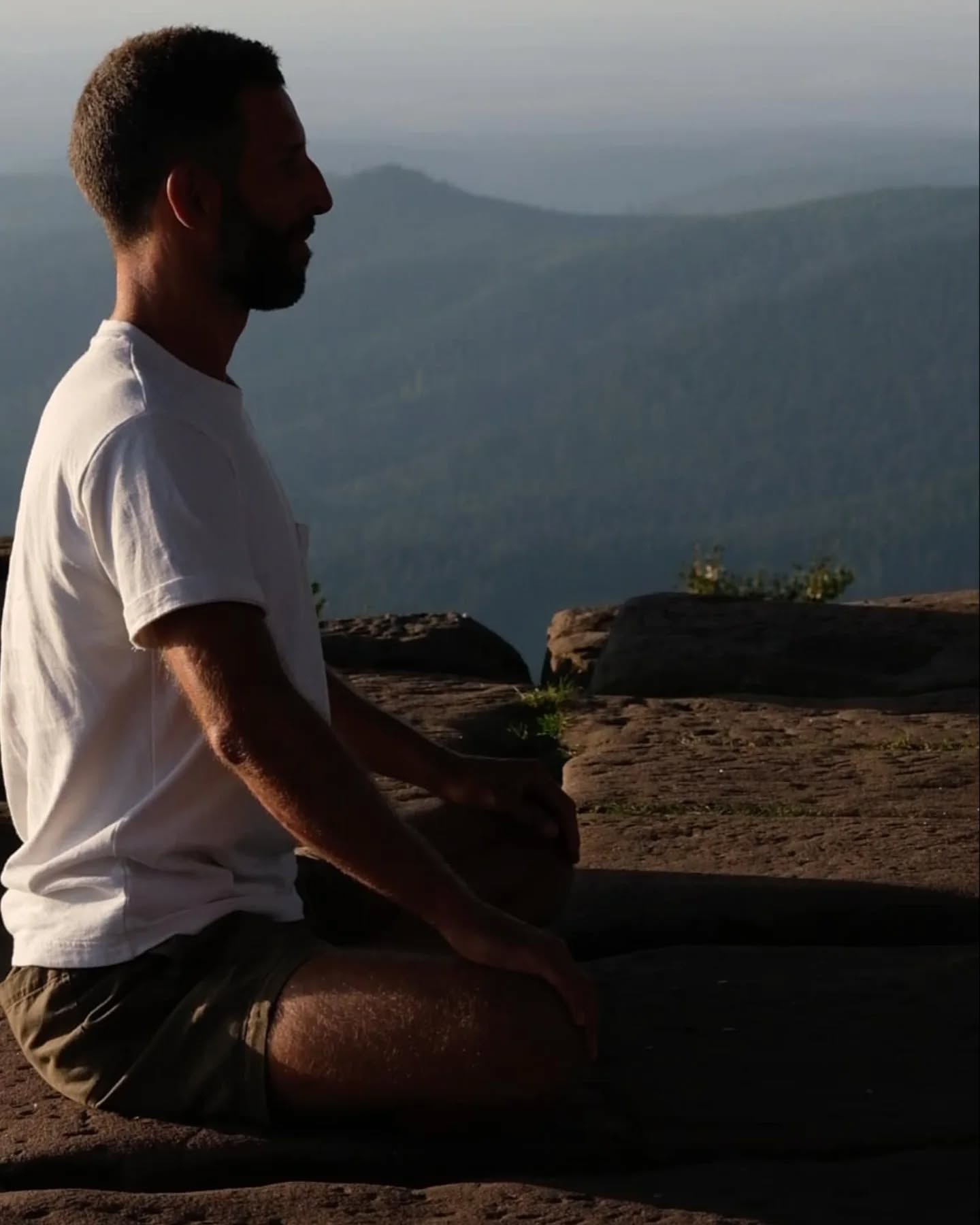 Ce mois-ci au cours de notre flow, nous explorons le centrage dans le Hara pour atteindre l'immobilité.
Cette posture qui permet d'être pleinement présent, alerte et détendu sans s'identifier aux phénomènes passagers qui nous traversent comme les sensations, les émotions et les pensées qui définissent notre identité.
Un espace depuis lequel nous pouvons répondre au monde non sans réagir, mais en agissant depuis notre plus profonde sagesse.
Dis-nous en commentaire, ressens-tu cette immobilité s'installer au fur et à mesure du flow ?