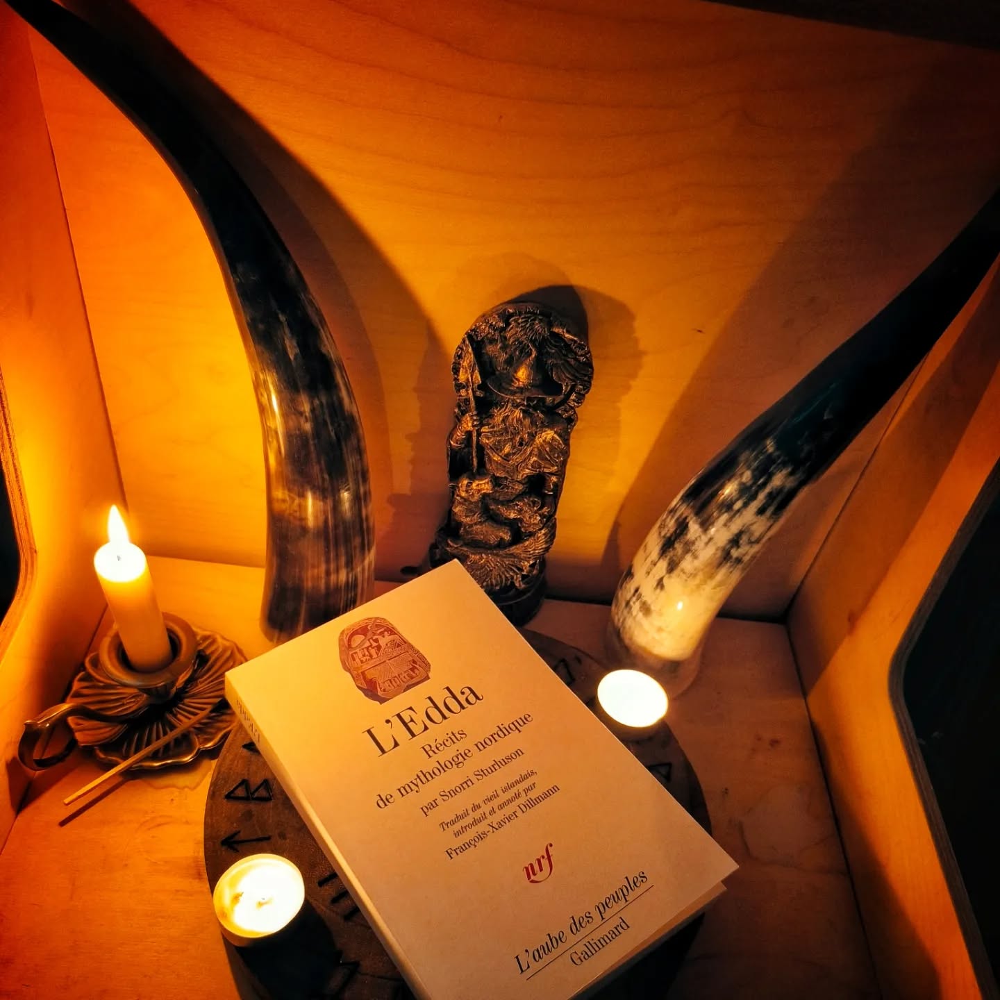 Retour aux bases, essence du mouvement de la vie, rien de mieux après une longue introspection transformatrice.
Revenir à l'essentiel et se sortir des illusions que l'on nous a imposé.
Place à la Magie, notre Magie intérieure, nos Ancêtres l'avaient, il est temps de la retrouver...
#chamanismenordique #connexionspirituelle #guerisondelame #mythologienordique #vikinglegends #decouvertedesoi #guerison #norsegods #nordicmythology #odin #thor #eir #yggdrasil #chamanisme #eveil #eveilspirituel #norsemythology #norse #sagesse #suisse #bulle