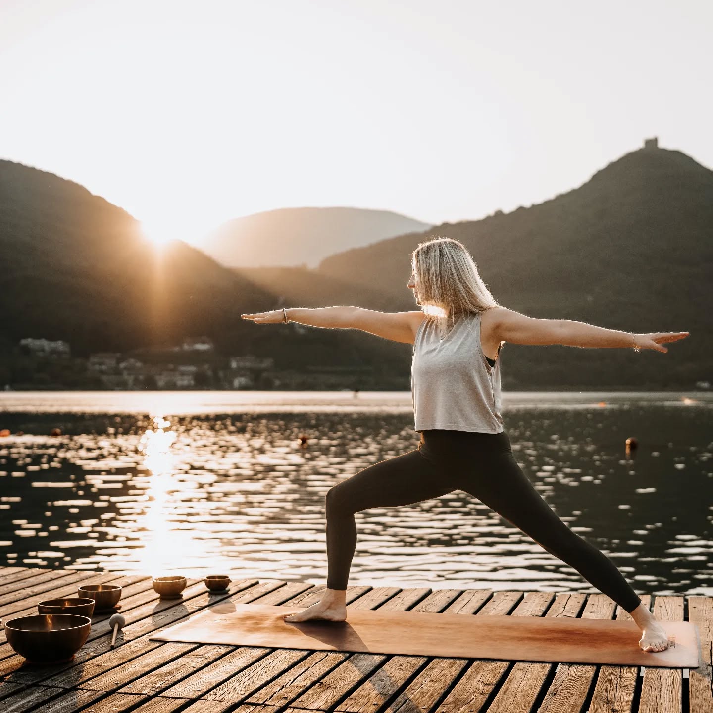 So langsam verabschiedet sich der Sommer...die Tage werden kürzer, die Nächte kühler und die Landschaft beginnt schon leicht sich in herbstlichen Farben zu verfärben. 🍁🍂✨️
In den Zeiten des Übergangs kann dich Yoga in vielerlei Hinsicht unterstützen:
🔆 Eine regelmäßige Yogapraxis kann dein Immunsystem stärken und deinen Körper widerstandsfähiger gegen Krankheiten machen.
🔆 Wenn die Temperaturen sinken, hilft Yoga die Durchblutung zu fördern und den Körper von innen heraus zu wärmen.
🔆 Mir der Kälte neigen wir dazu, uns mehr zu verspannen. Yoga hilft, diese Verspannungen zu lösen und die Beweglichkeit zu erhalten.
🔆 Mit dem Herbst kommt auch der Stress zurück. Ob berufliche Verpflichtungen, oder das neue Schuljahr...Yoga hilft dir Stress abzubauen, den Geist zu beruhigen und negative Gedanken loszulassen.
🔆 Jetzt beginnt die Zeit des Rückzugs und der Reflexion. Während die Natur sich langsam zurückzieht, ist es auch für dich eine Gelegenheit nach innen zu schauen. Yoga schafft dir dafür den nötigen Raum für Stille und Achtsamkeit.
Der Herbst ist die ideale Zeit, um deine eigene Yogapraxis zu vertiefen oder deine Yogareise zu beginnen.💫🧘♀️
Morgen starten die neuen Herbstkurse...sichere dir noch die letzten Plätze!!
Ich würde mich sehr freuen, mit dir gemeinsam in den Yogaherbst zu starten. 🧡
📷 @janaolbrich_fotografie
#reliefandflow #relief #flow #yoga #herbst #herbstzeit #yogaherbst #zeitfürdich #entspannung