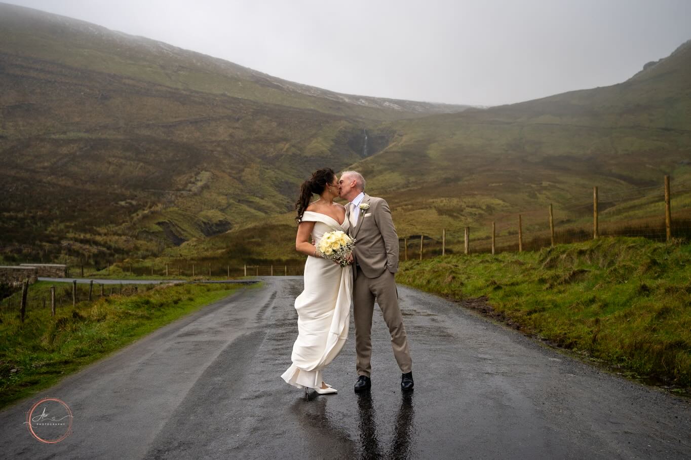 Even with rain on their day, love lead the way… to the stunning Gleniff Horseshoe in Sligo 🤍 A breathtaking location even in bitter winds and icy cold rain ☔️#justmarried #gleniffhorseshoe #gleniffhorseshoewedding #sligowedding #sligohorseshoewedding
